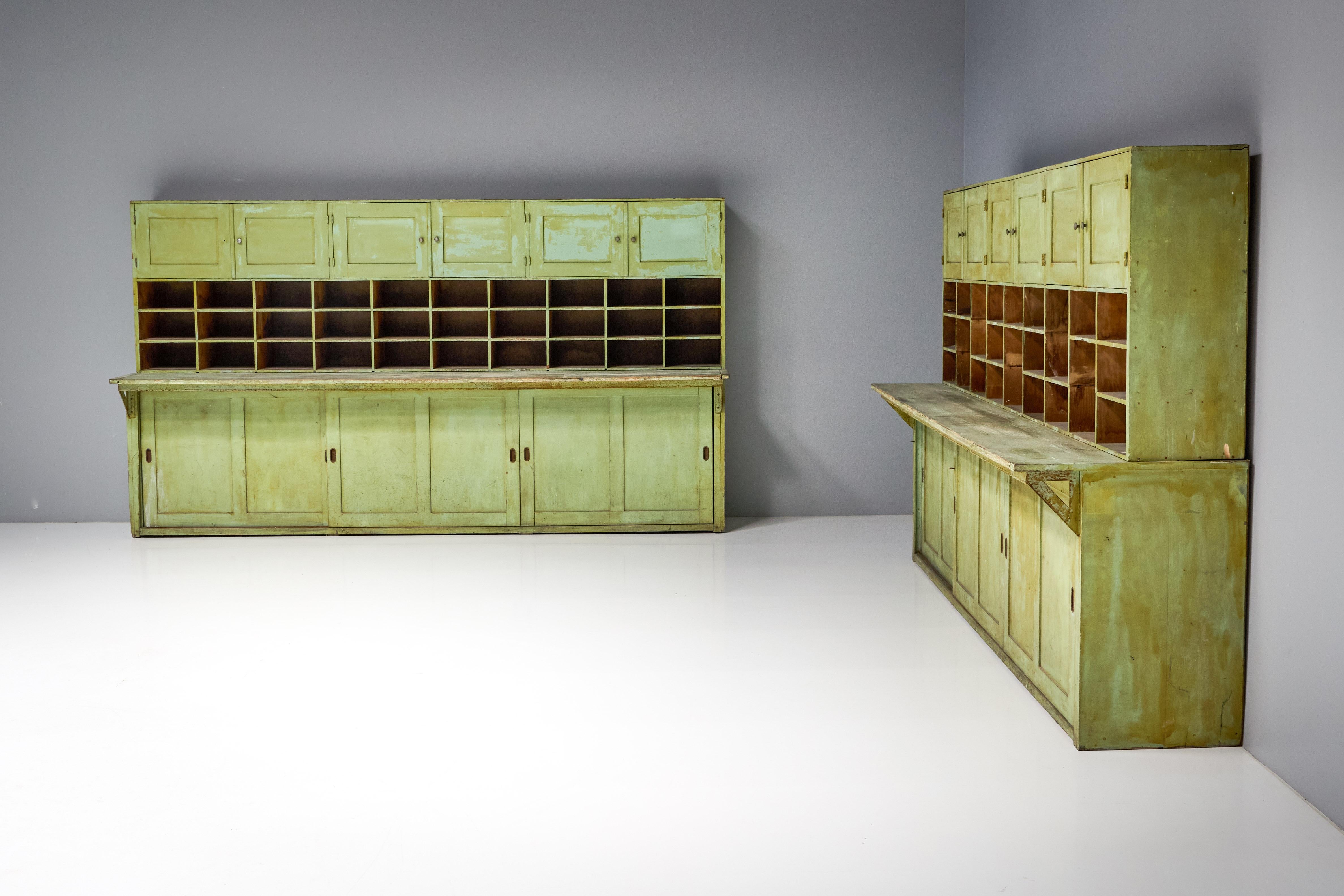 Rustikaler grüner Apothekerschrank, Frankreich, 19. Jahrhundert im Angebot 5