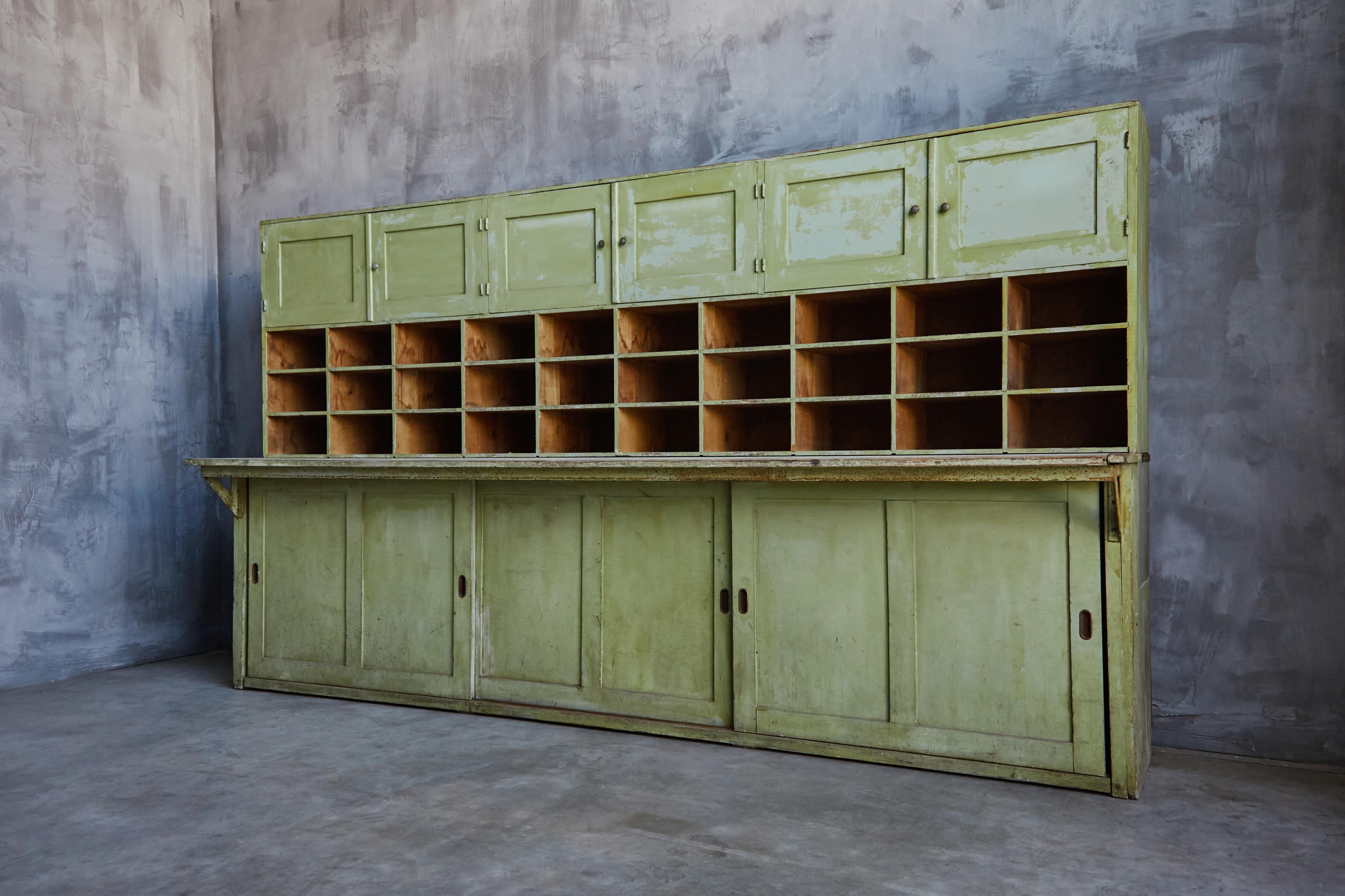 Rustikaler grüner Apothekerschrank, Frankreich, 19. Jahrhundert im Angebot 9