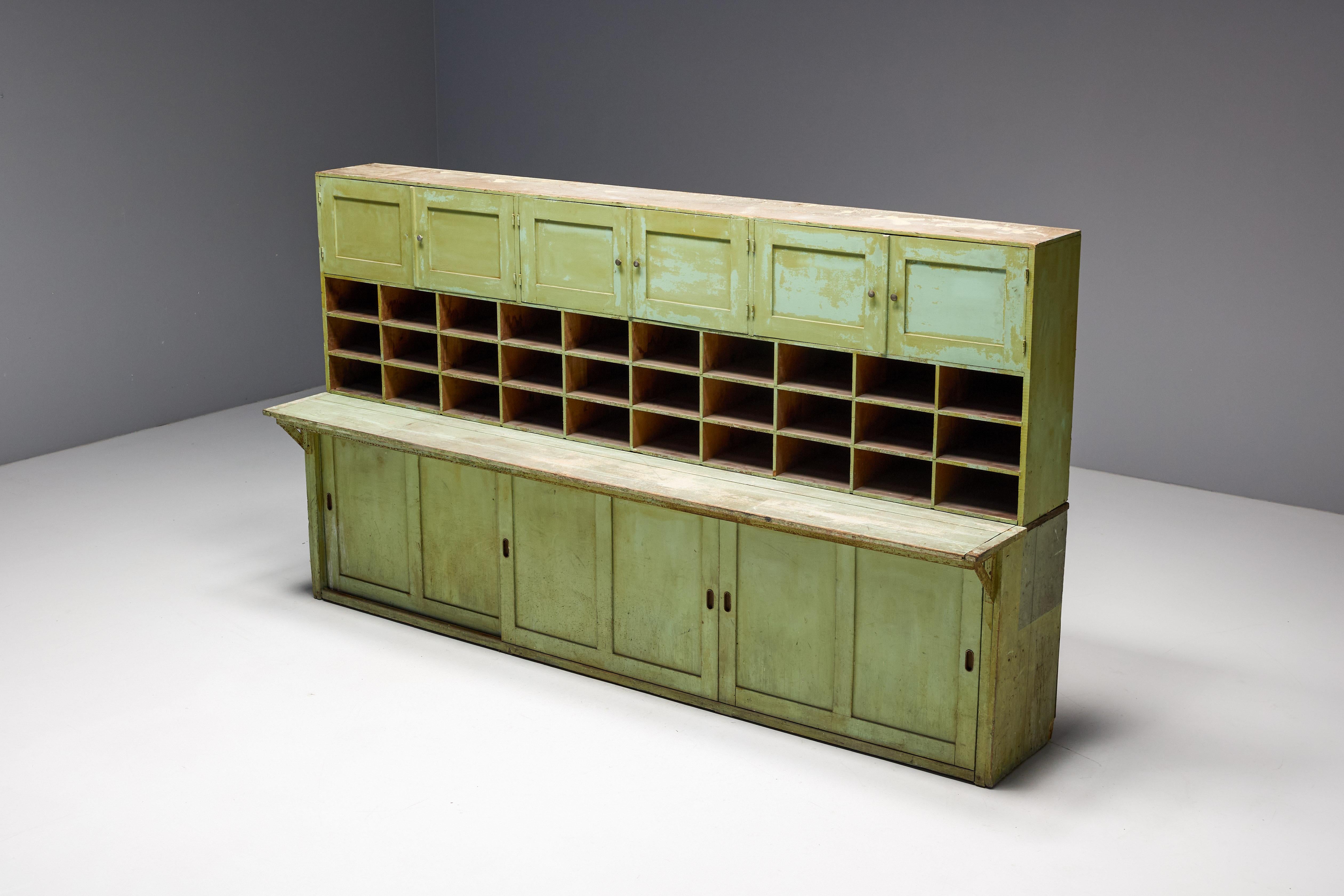 Rustikaler grüner Apothekerschrank, Frankreich, 19. Jahrhundert (Holz) im Angebot