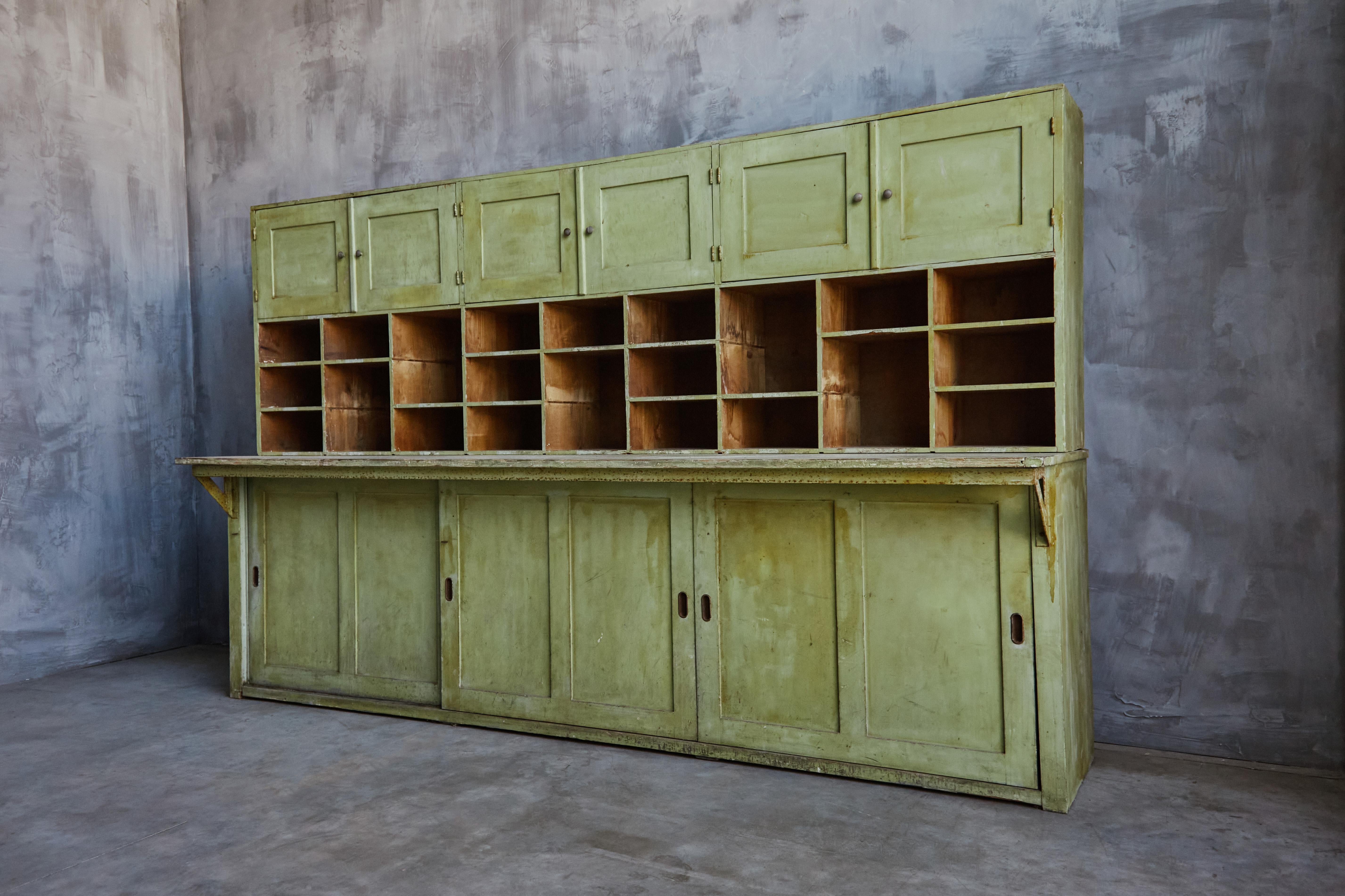 Rustikaler grüner Apothekerschrank, Frankreich, 19. Jahrhundert (Holz) im Angebot