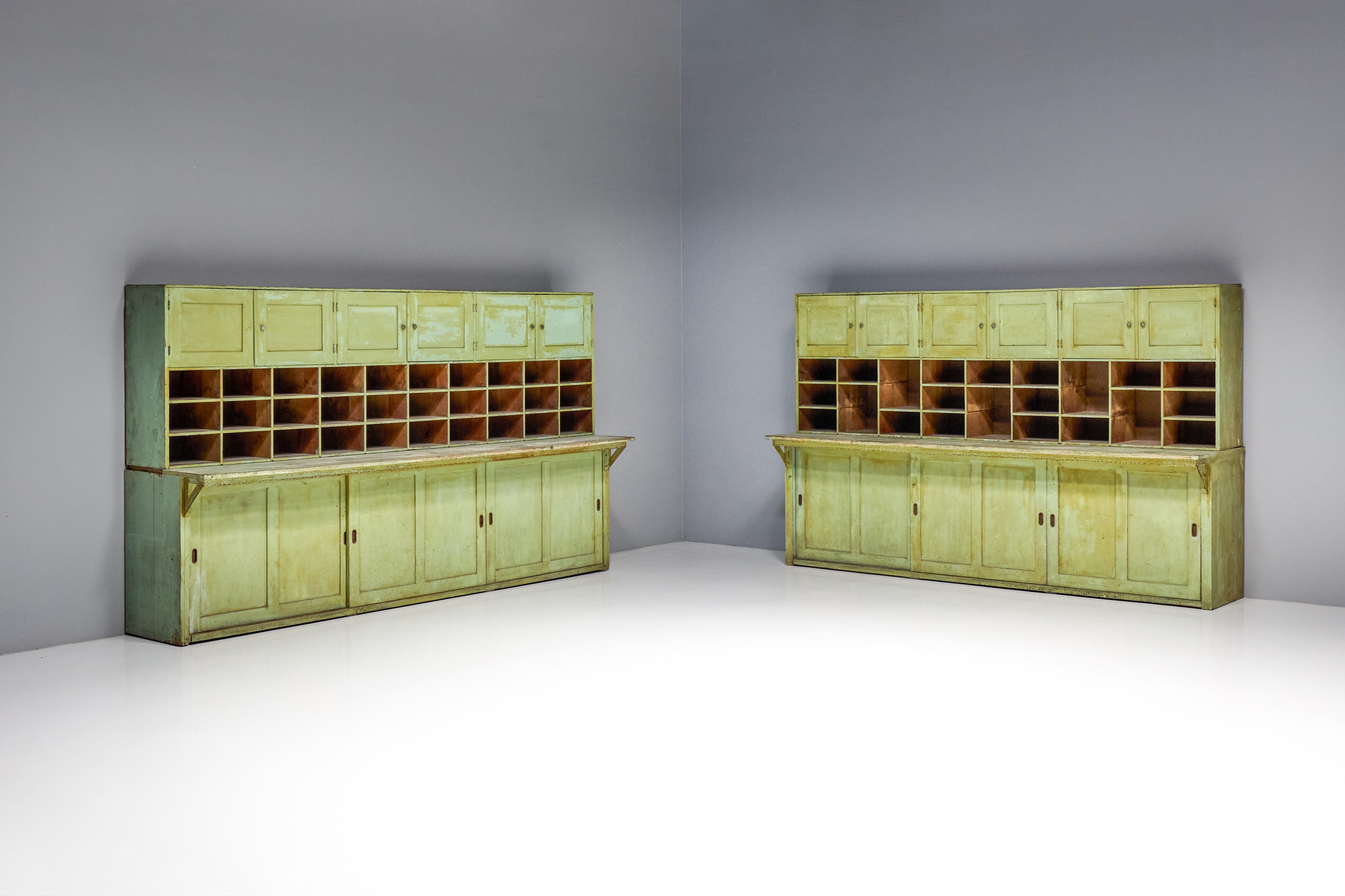Rustikaler grüner Apothekerschrank, Frankreich, 19. Jahrhundert im Angebot 4