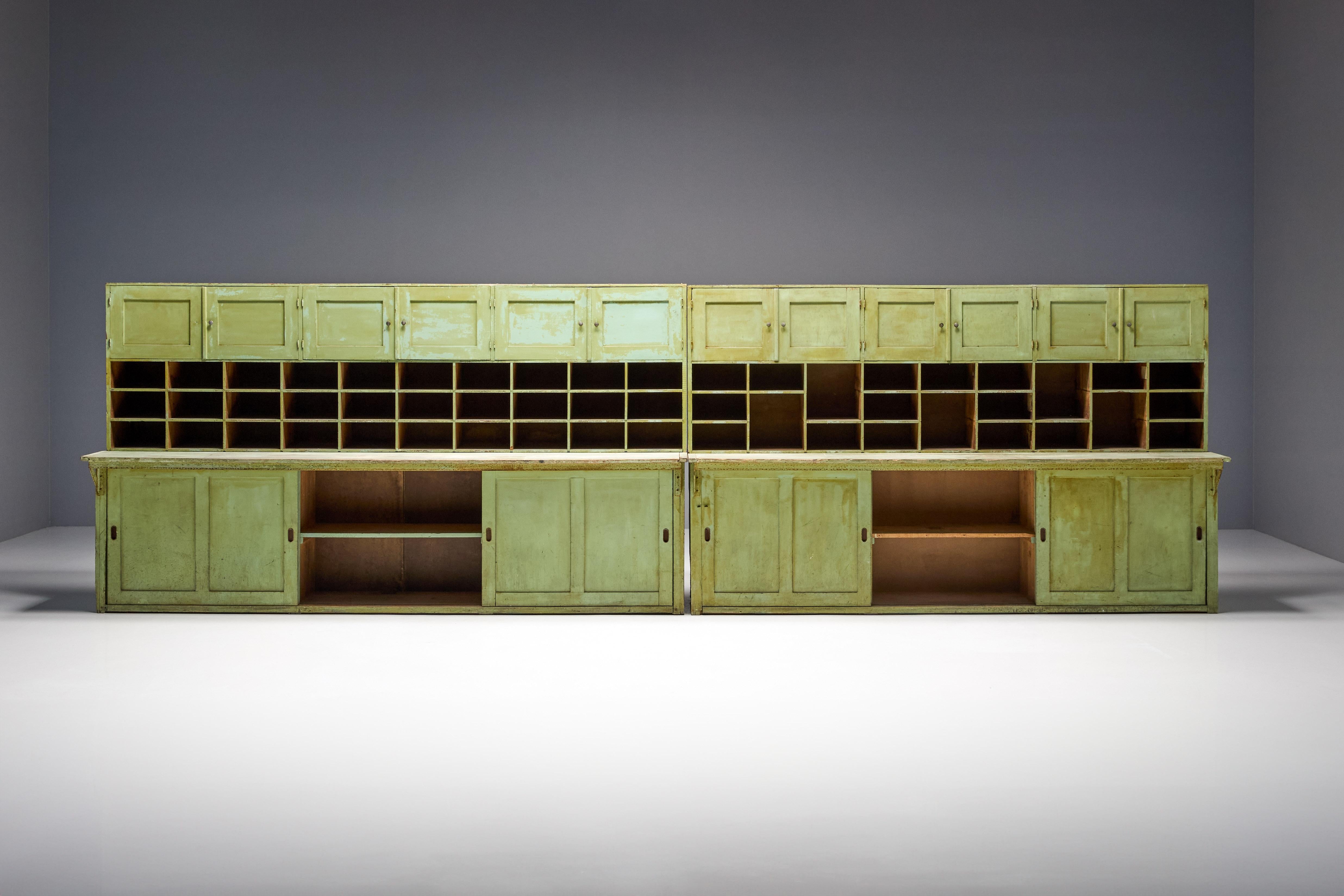 Entdecken Sie den Charme dieser Apothekerschränke aus dem 19. Jahrhundert, von denen jeder seine originale grüne Patina aufweist, die im Laufe der Zeit bis zur Perfektion abgenutzt wurde. Mit zahlreichen Ablagefächern und geräumigen Unterschränken
