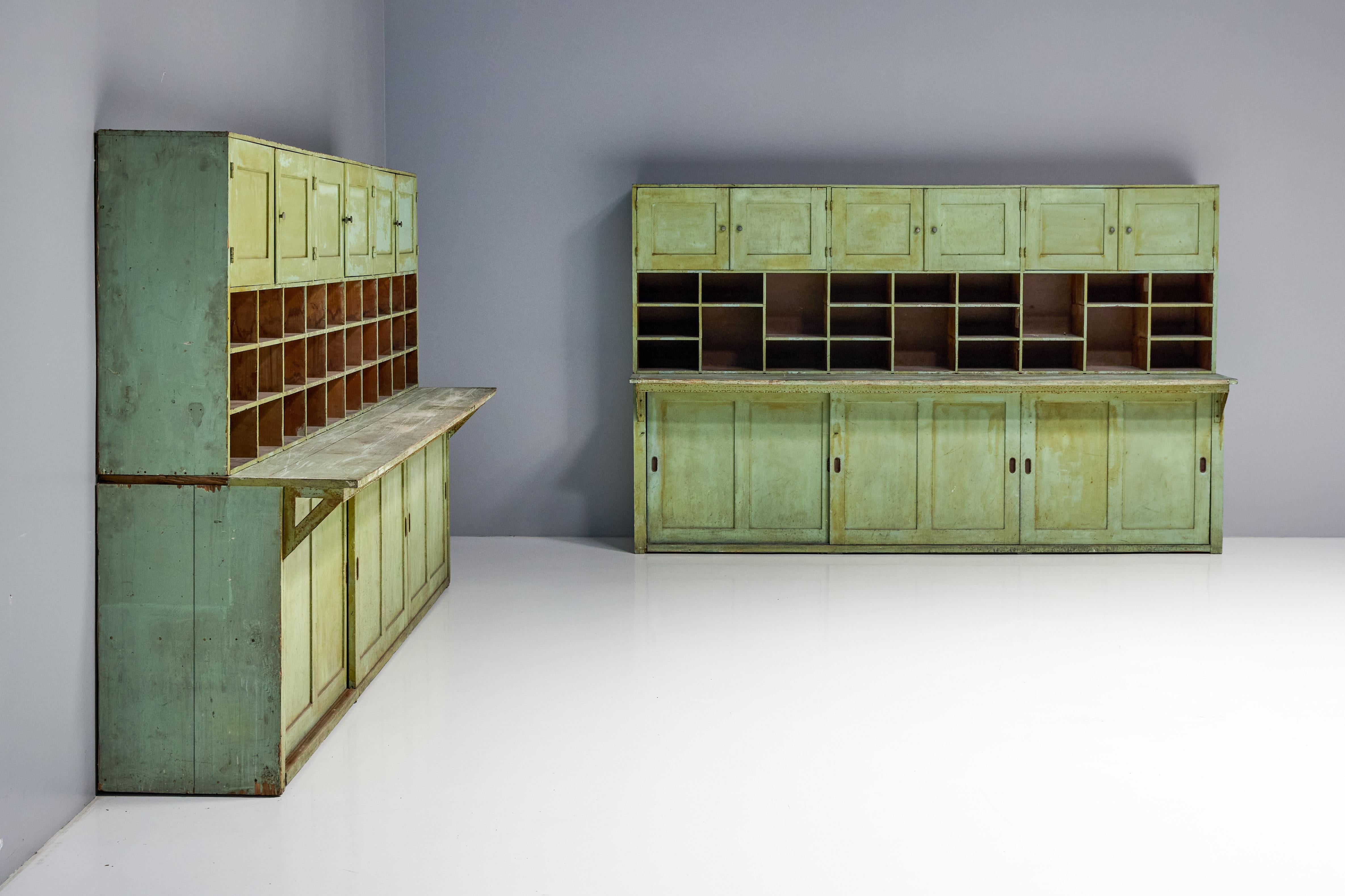 Primitive grüne Apothekerschränke, Frankreich, 19. Jahrhundert im Angebot 1
