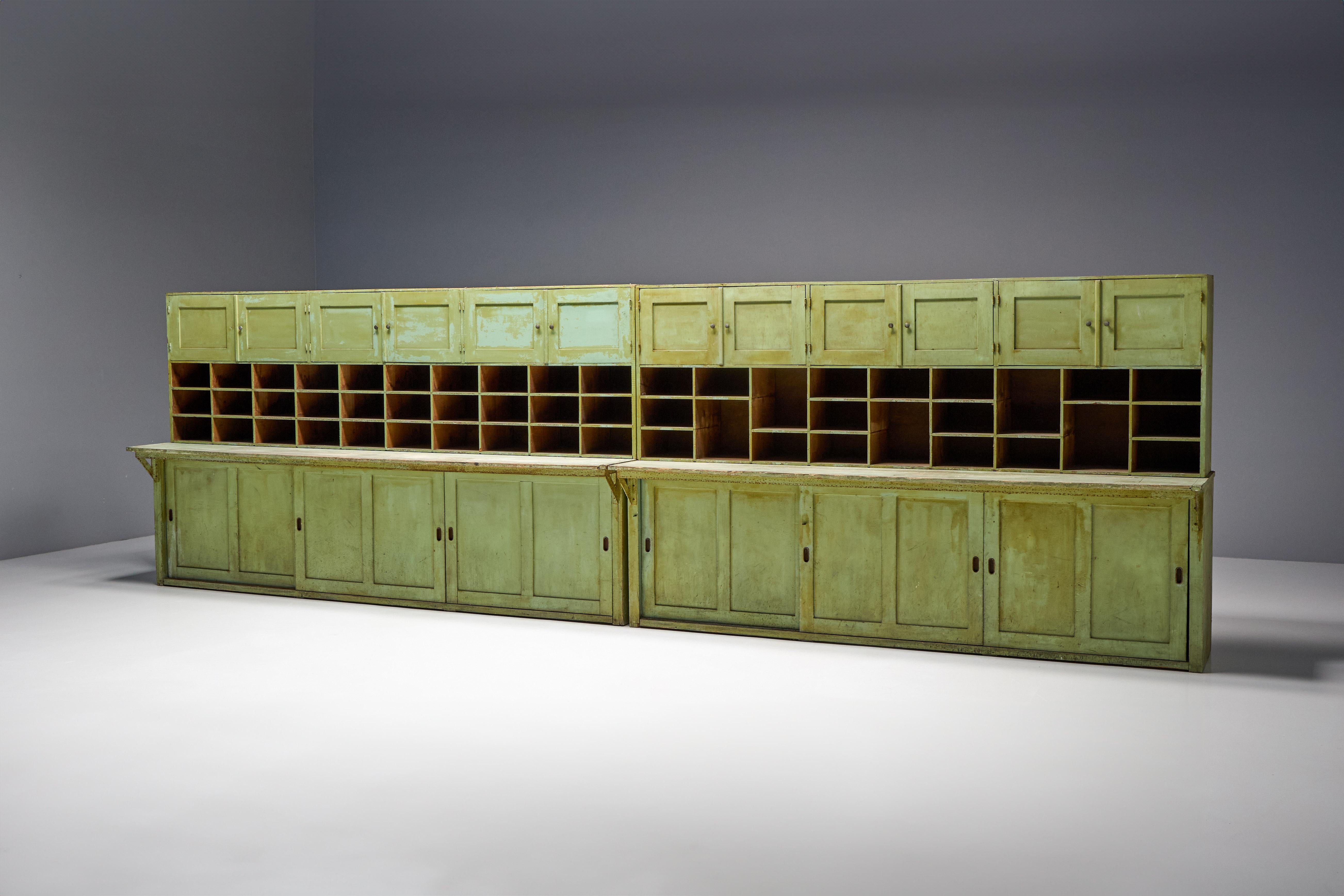 Primitive grüne Apothekerschränke, Frankreich, 19. Jahrhundert im Angebot 2