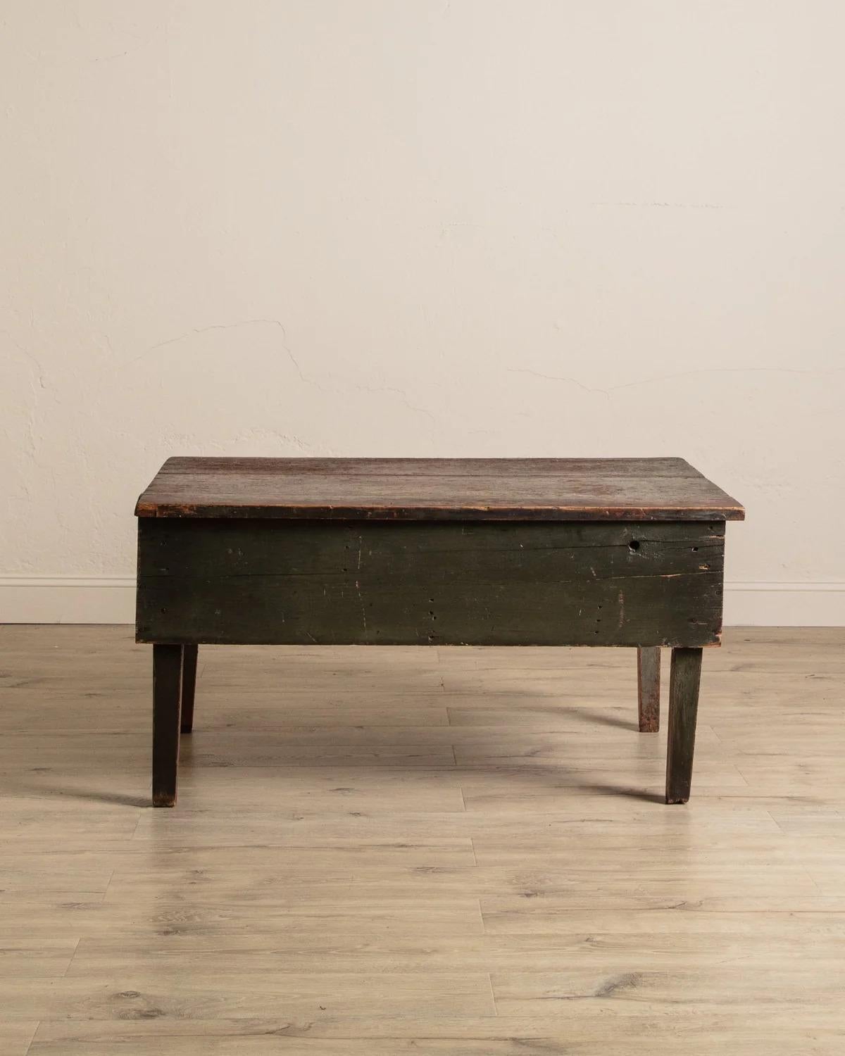 Table basse primitive peinte en vert avec tiroir, 19e siècle en vente 2