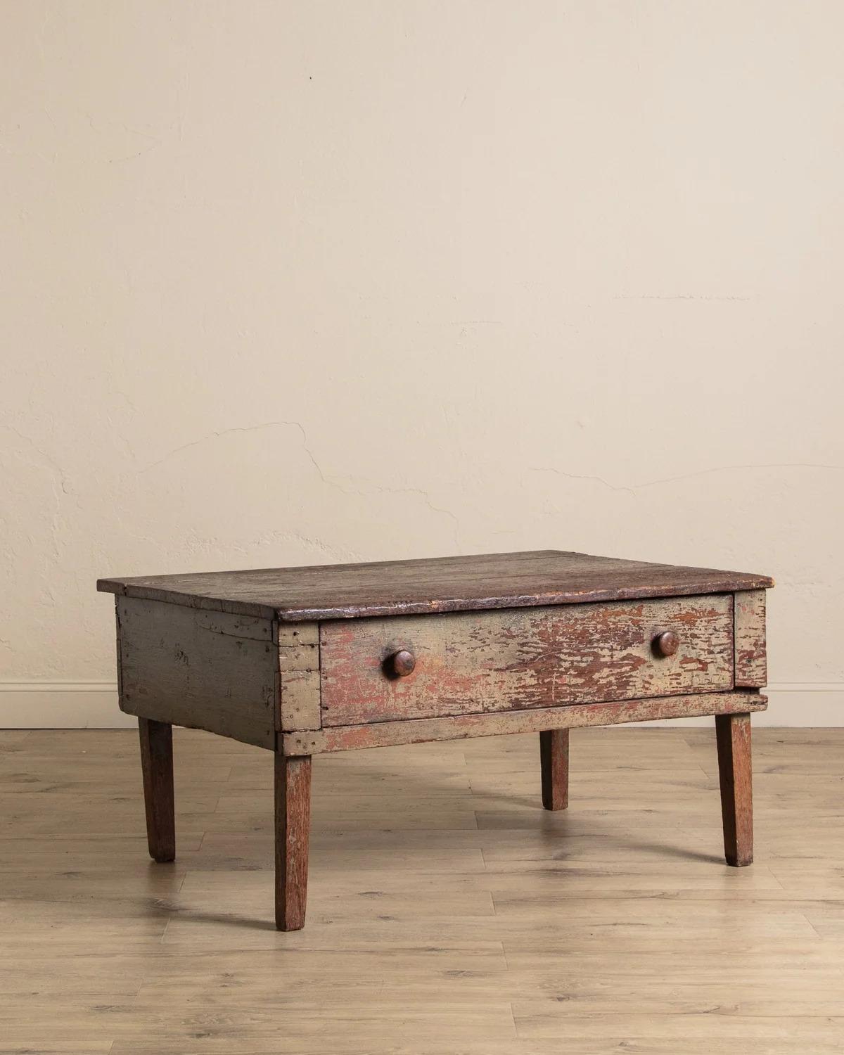 Table basse primitive peinte en vert avec tiroir, 19e siècle en vente 3