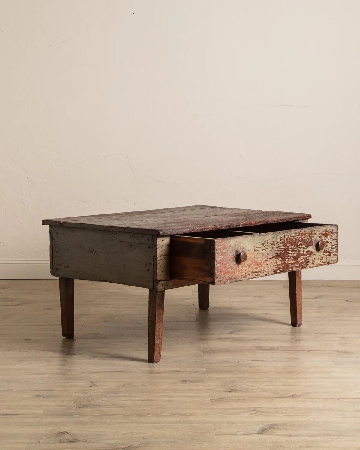 Primitif Table basse primitive peinte en vert avec tiroir, 19e siècle en vente