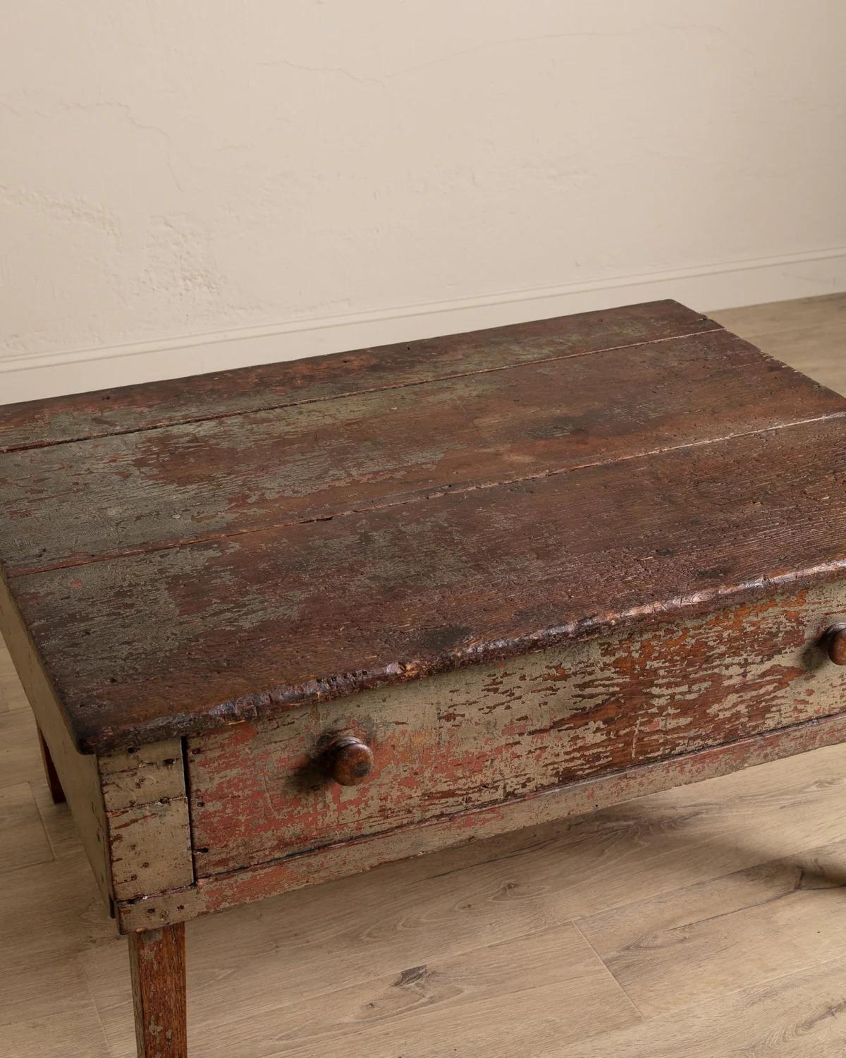 Inconnu Table basse primitive peinte en vert avec tiroir, 19e siècle en vente