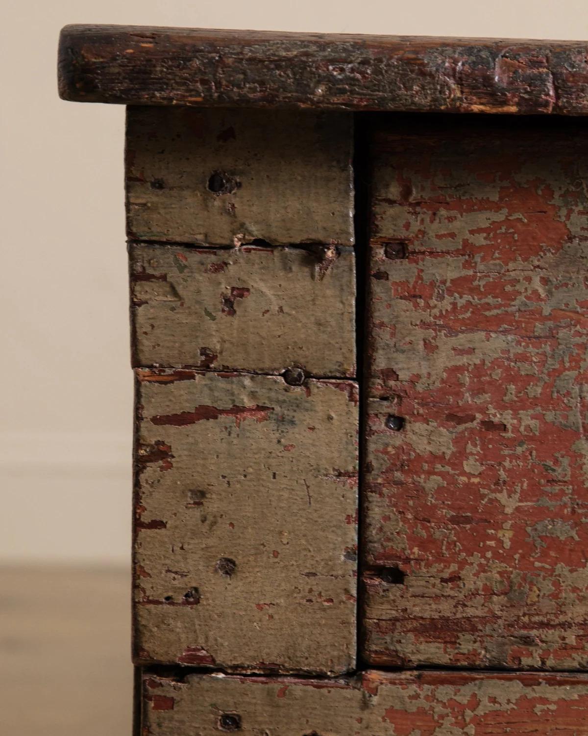 Peint Table basse primitive peinte en vert avec tiroir, 19e siècle en vente