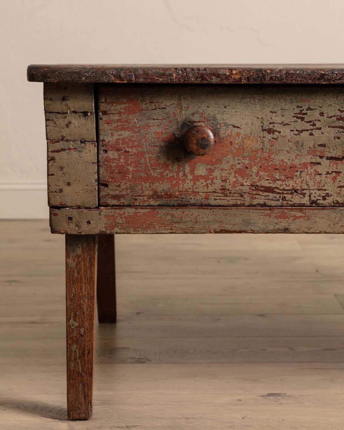 Table basse primitive peinte en vert avec tiroir, 19e siècle Bon état - En vente à Los Angeles, CA