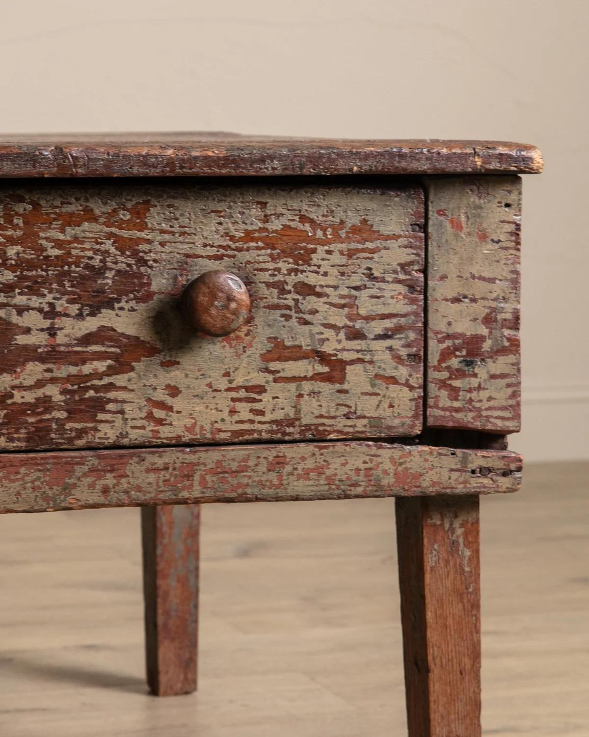 Table basse primitive peinte en vert avec tiroir, 19e siècle en vente 1