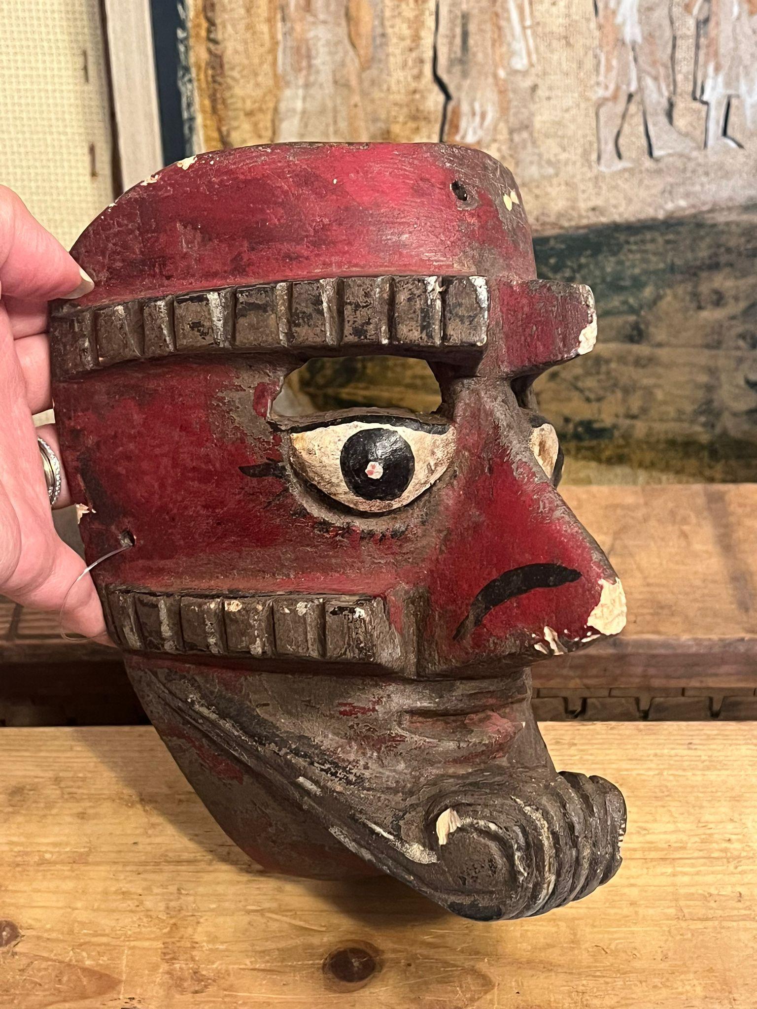 Questa scultura di maschera primitiva fatta a mano è una vera e propria opera d'arte. Questo possibile pezzo di arte popolare è di origine sconosciuta ma è perfetto per chi apprezza la bellezza della ceramica e il significato culturale dell'arte.