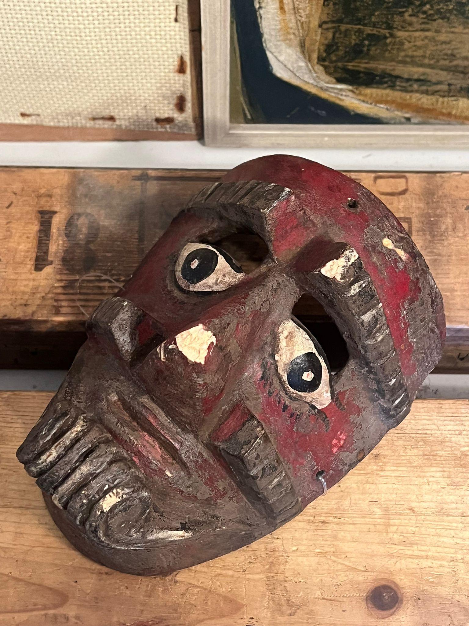 Arte popolare Maschera primitiva intagliata e fatta a mano in vendita