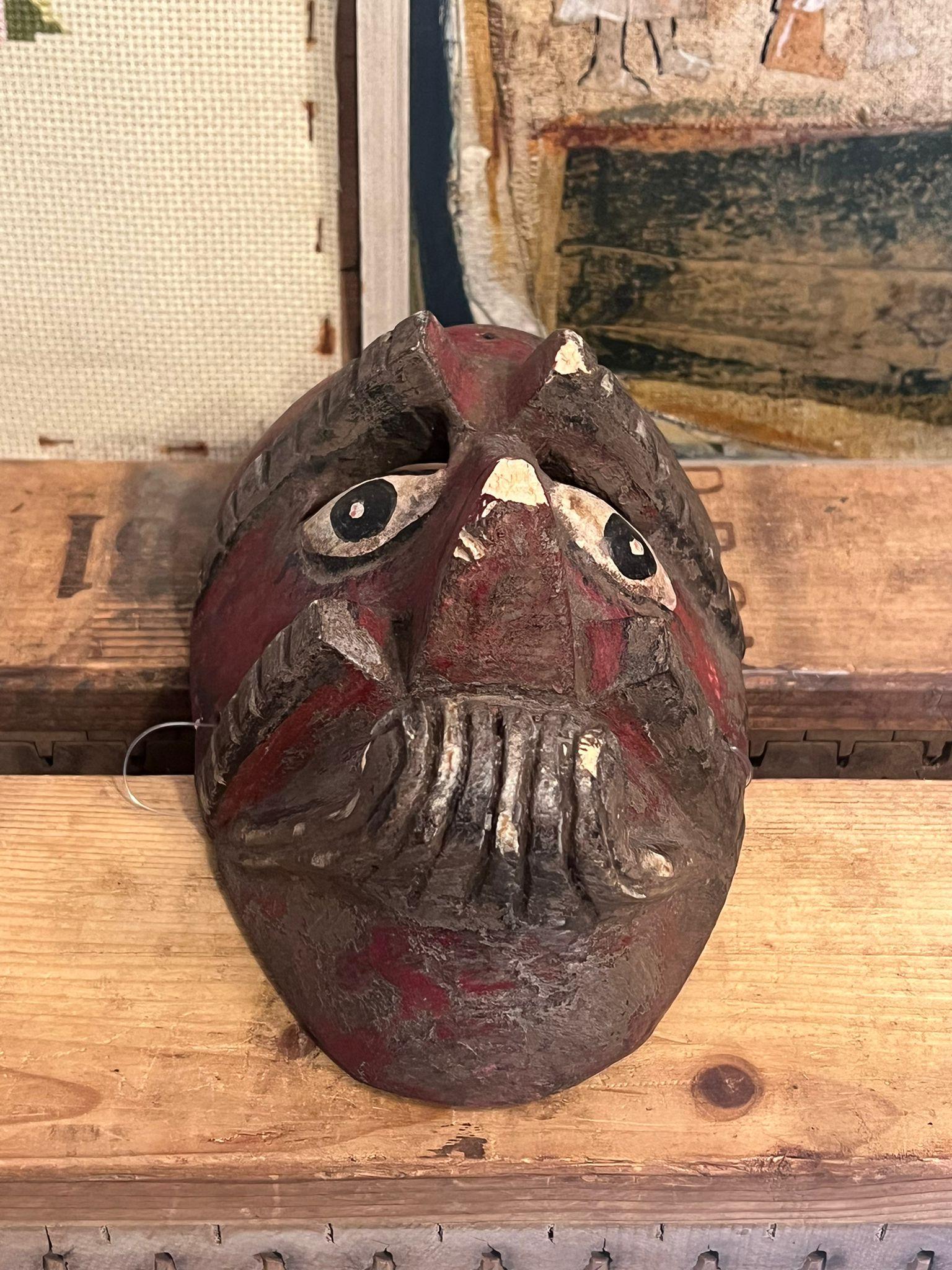 Fine XX secolo Maschera primitiva intagliata e fatta a mano in vendita
