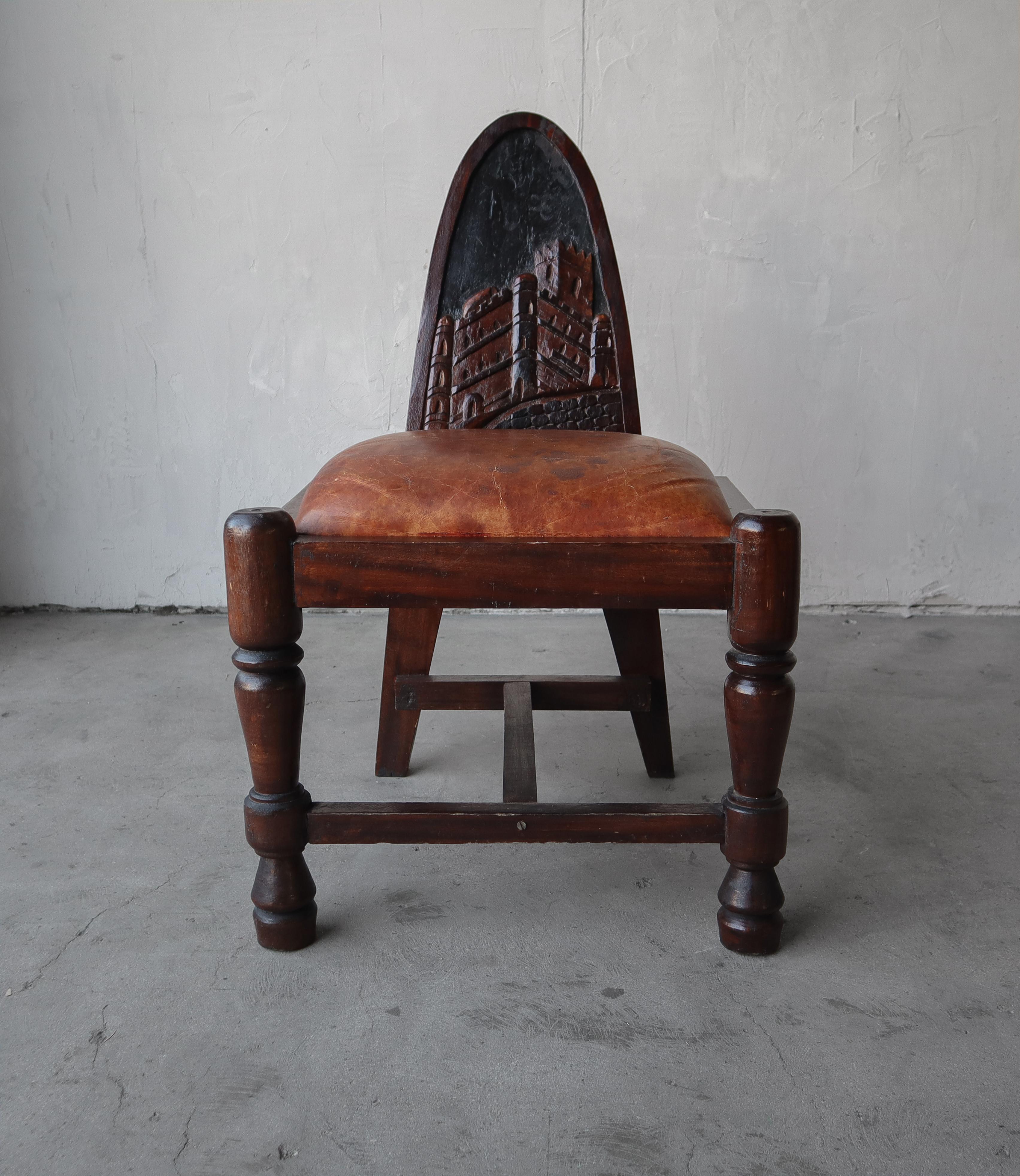 Chaises primitives en bois et cuir sculptées à la main en vente 7