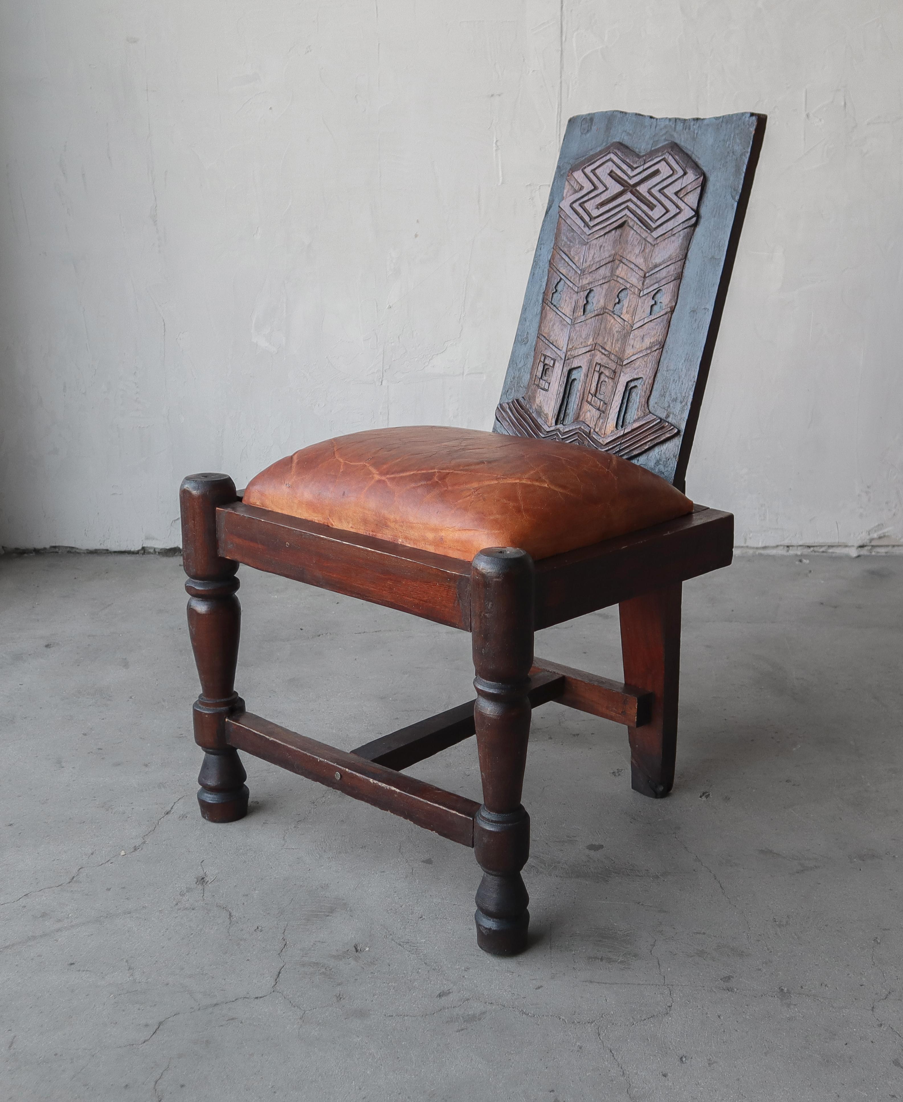 Handgeschnitzte Stühle aus Holz und Leder, Primitive Kunst im Angebot 10