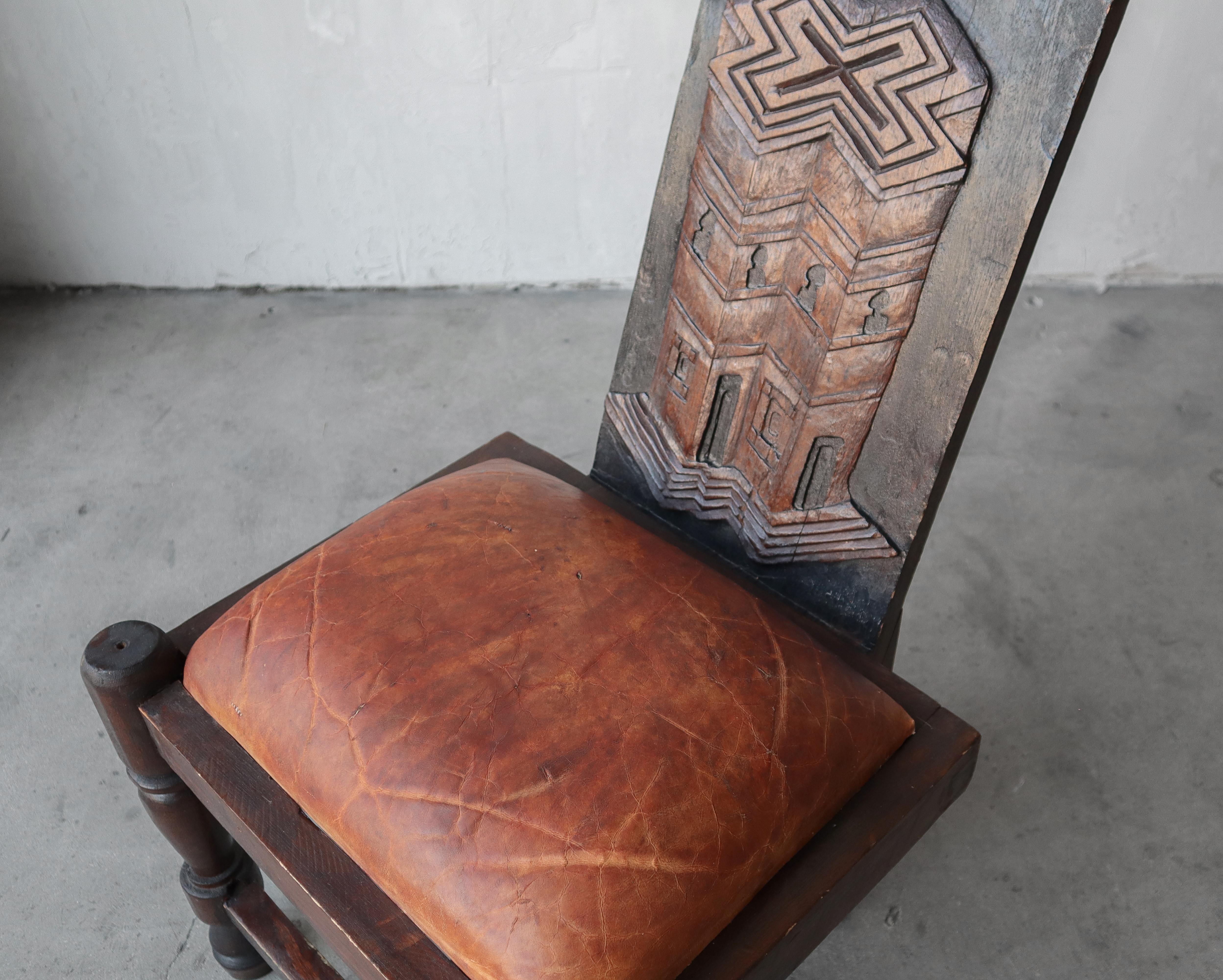 Handgeschnitzte Stühle aus Holz und Leder, Primitive Kunst im Angebot 11