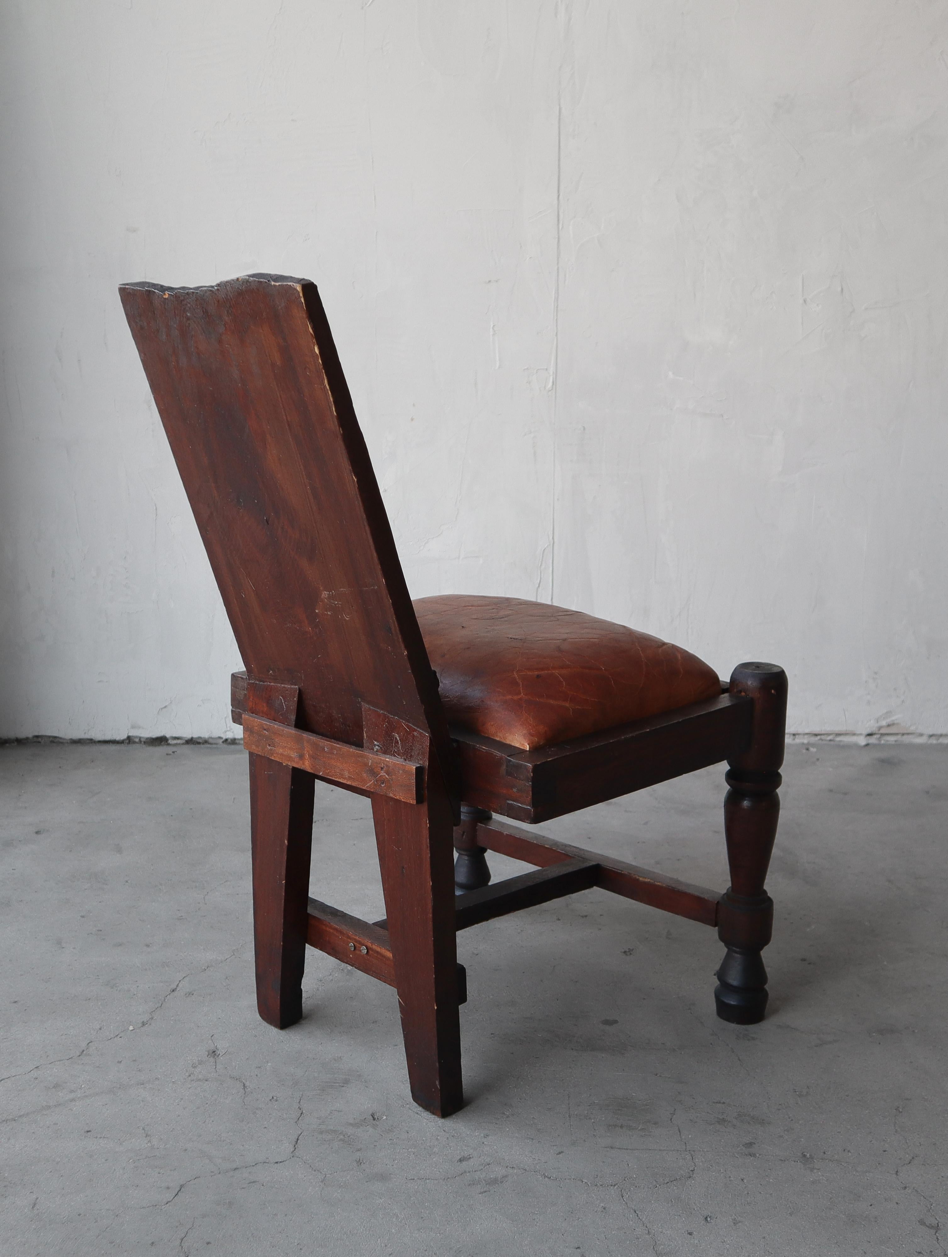 Chaises primitives en bois et cuir sculptées à la main en vente 11