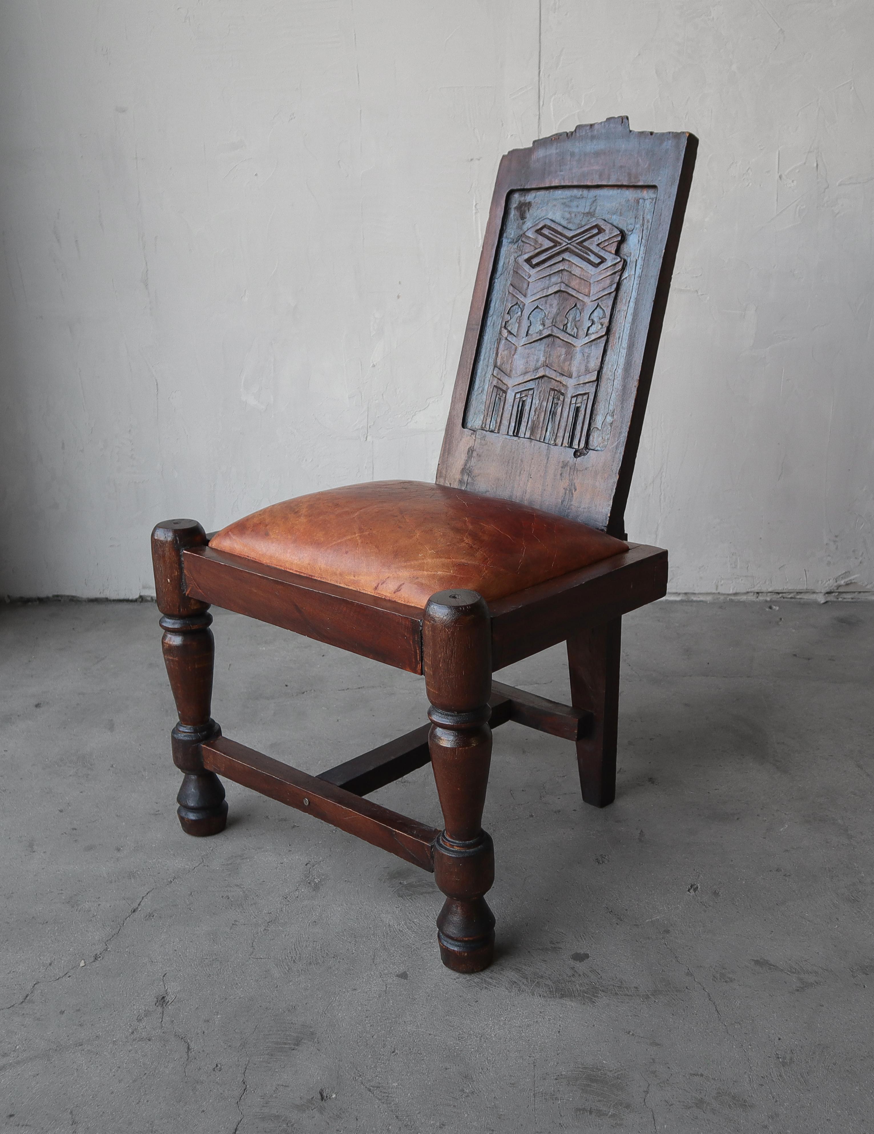 Handgeschnitzte Stühle aus Holz und Leder, Primitive Kunst im Angebot 13