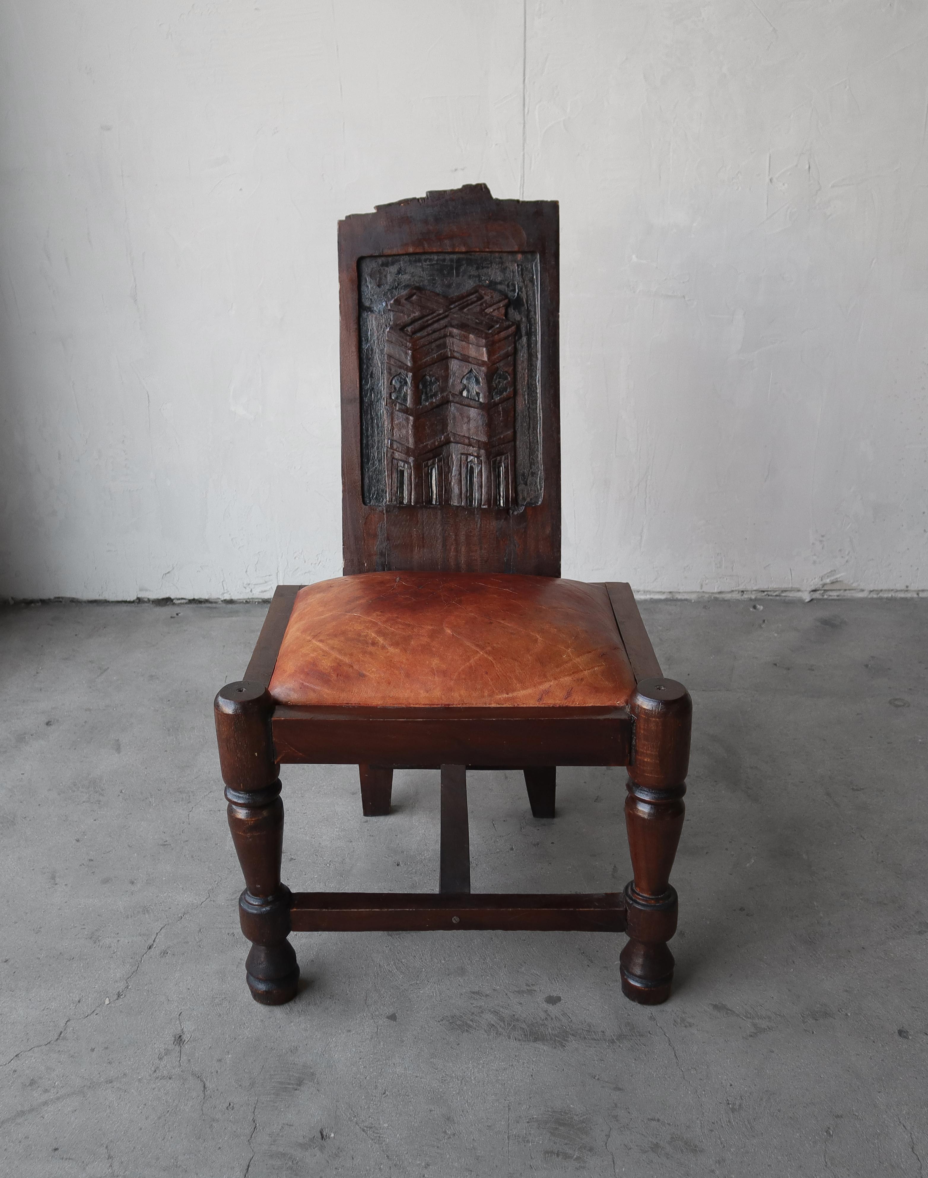 Chaises primitives en bois et cuir sculptées à la main en vente 14