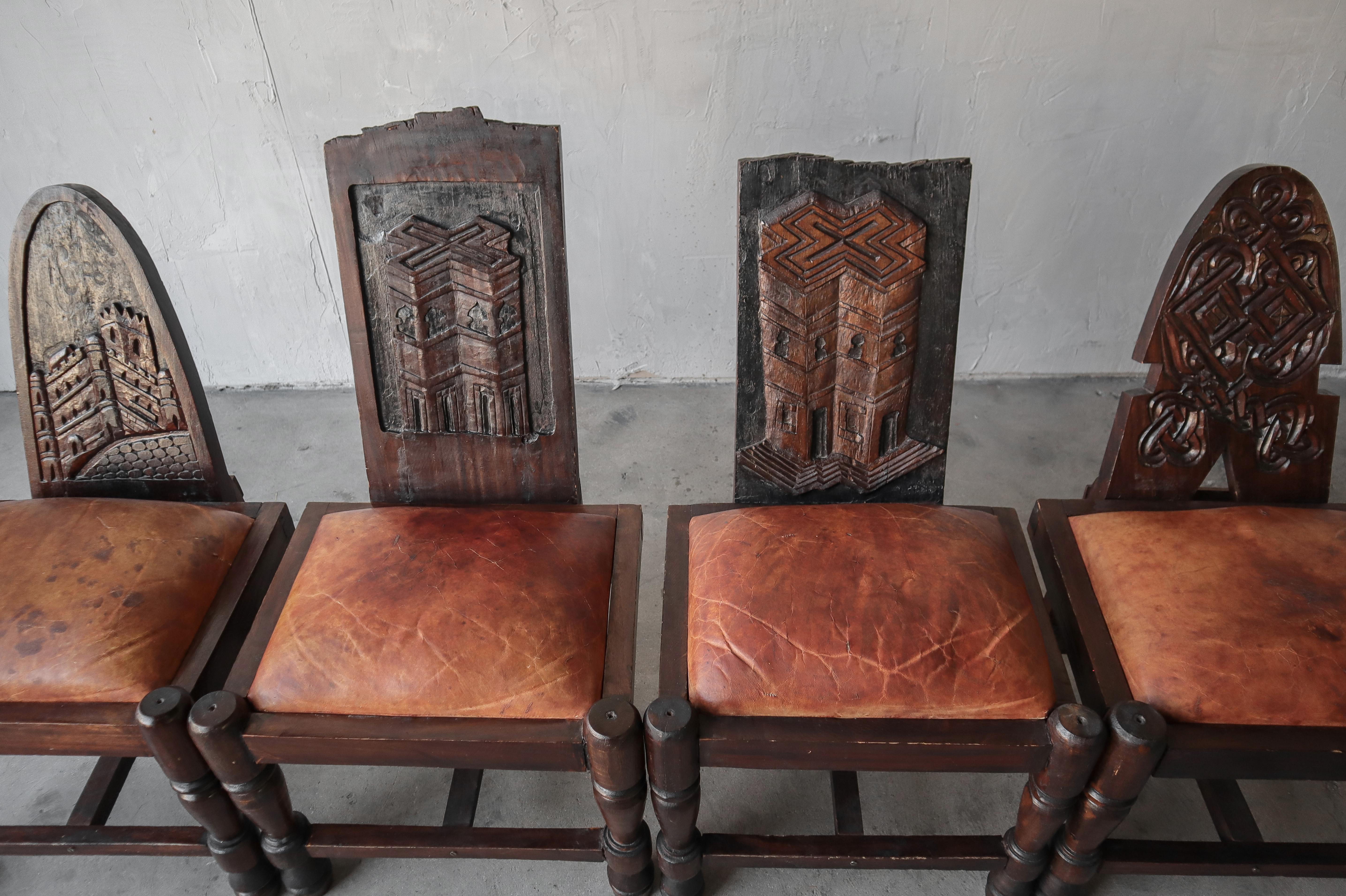 Handgeschnitzte Stühle aus Holz und Leder, Primitive Kunst im Angebot 1