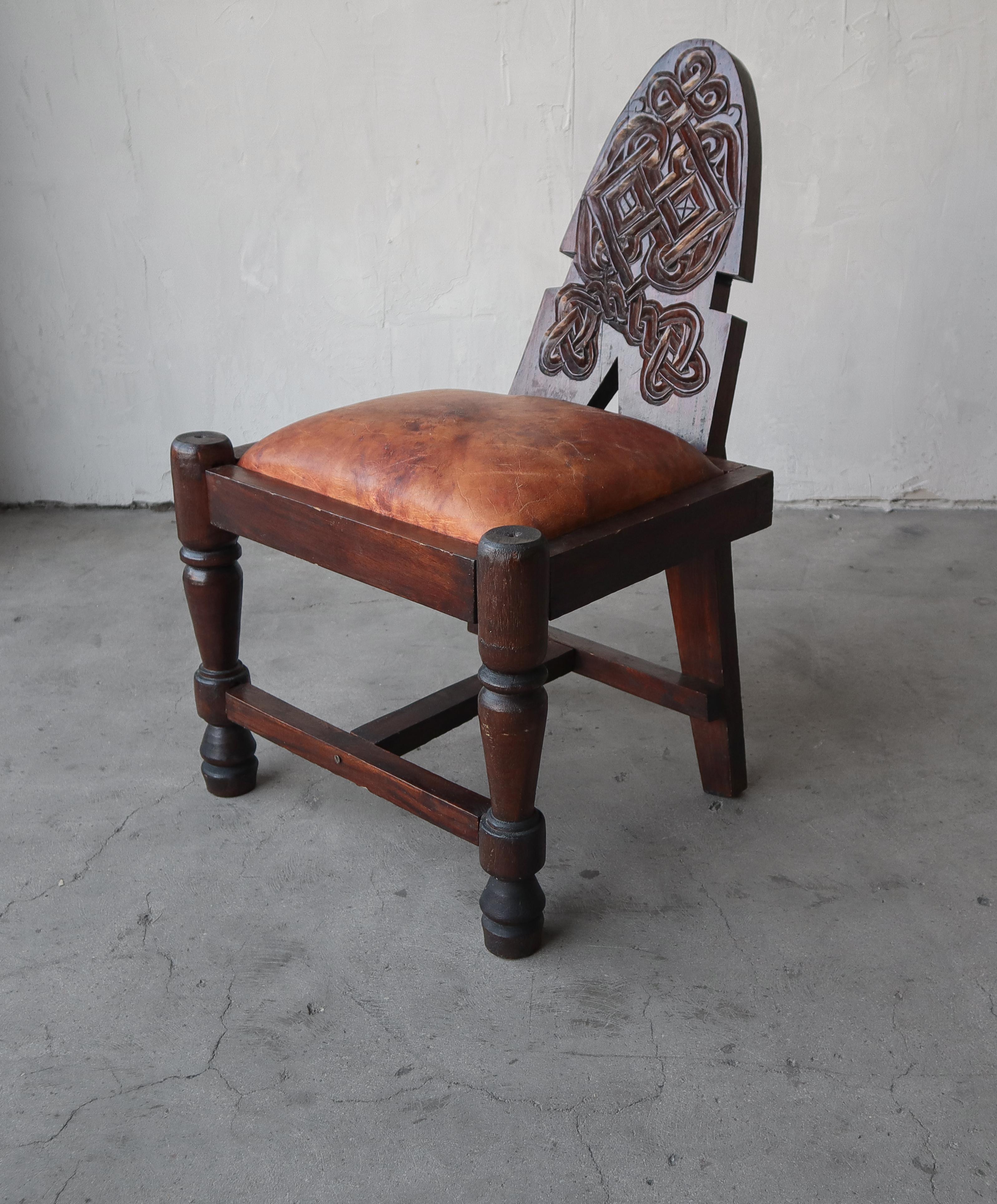 Chaises primitives en bois et cuir sculptées à la main en vente 1
