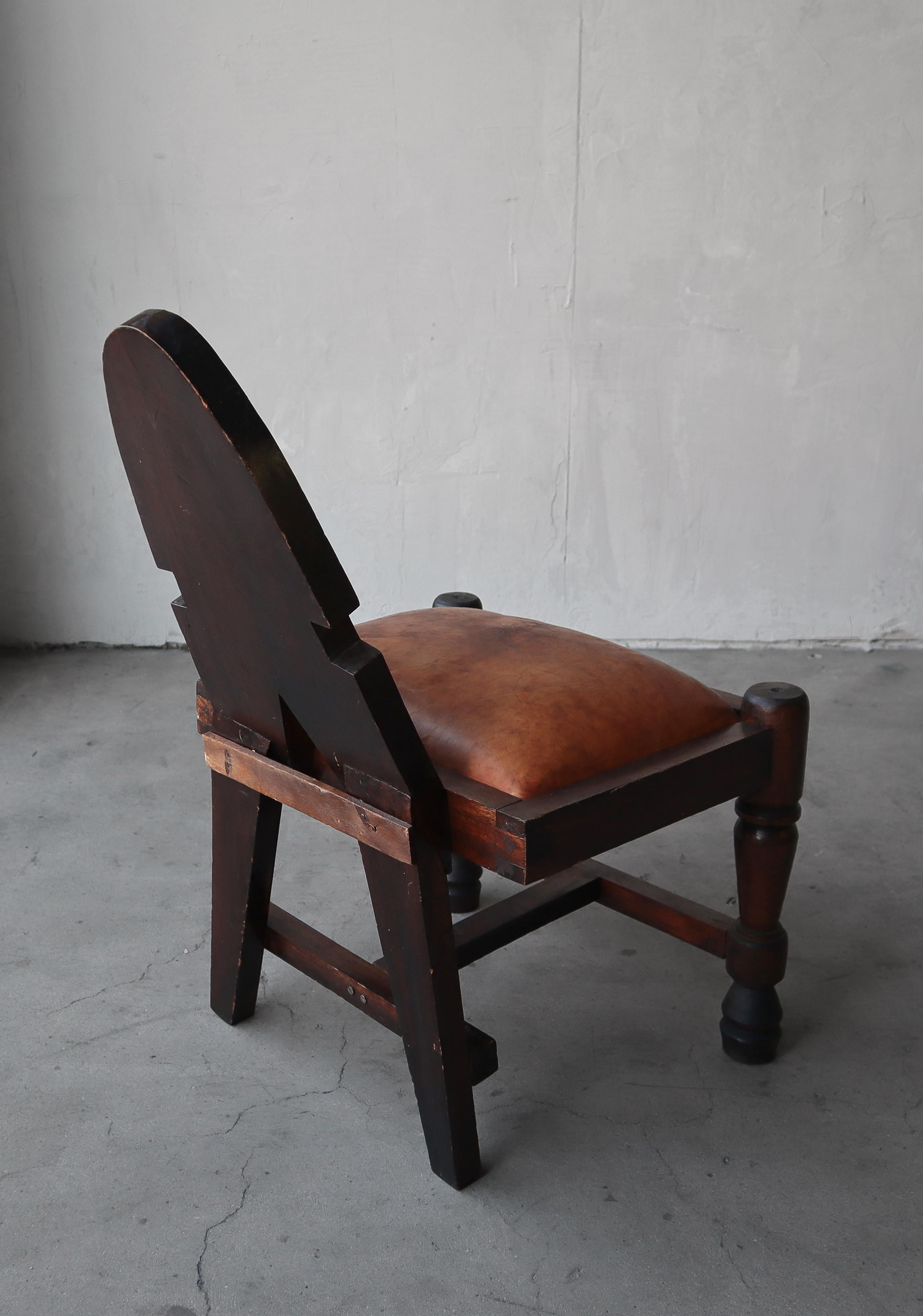 Chaises primitives en bois et cuir sculptées à la main en vente 4