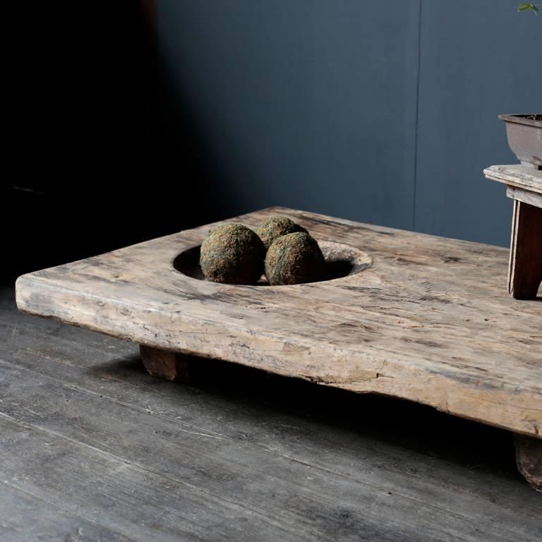 Primitive low table. As a workbench for the cooking system, it seems that grains etc. were placed in round recesses. It can be used as a miniature design coffee table or as a display stand.