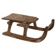 Slitta primitiva in legno intagliato a mano per una persona, circa 19° secolo