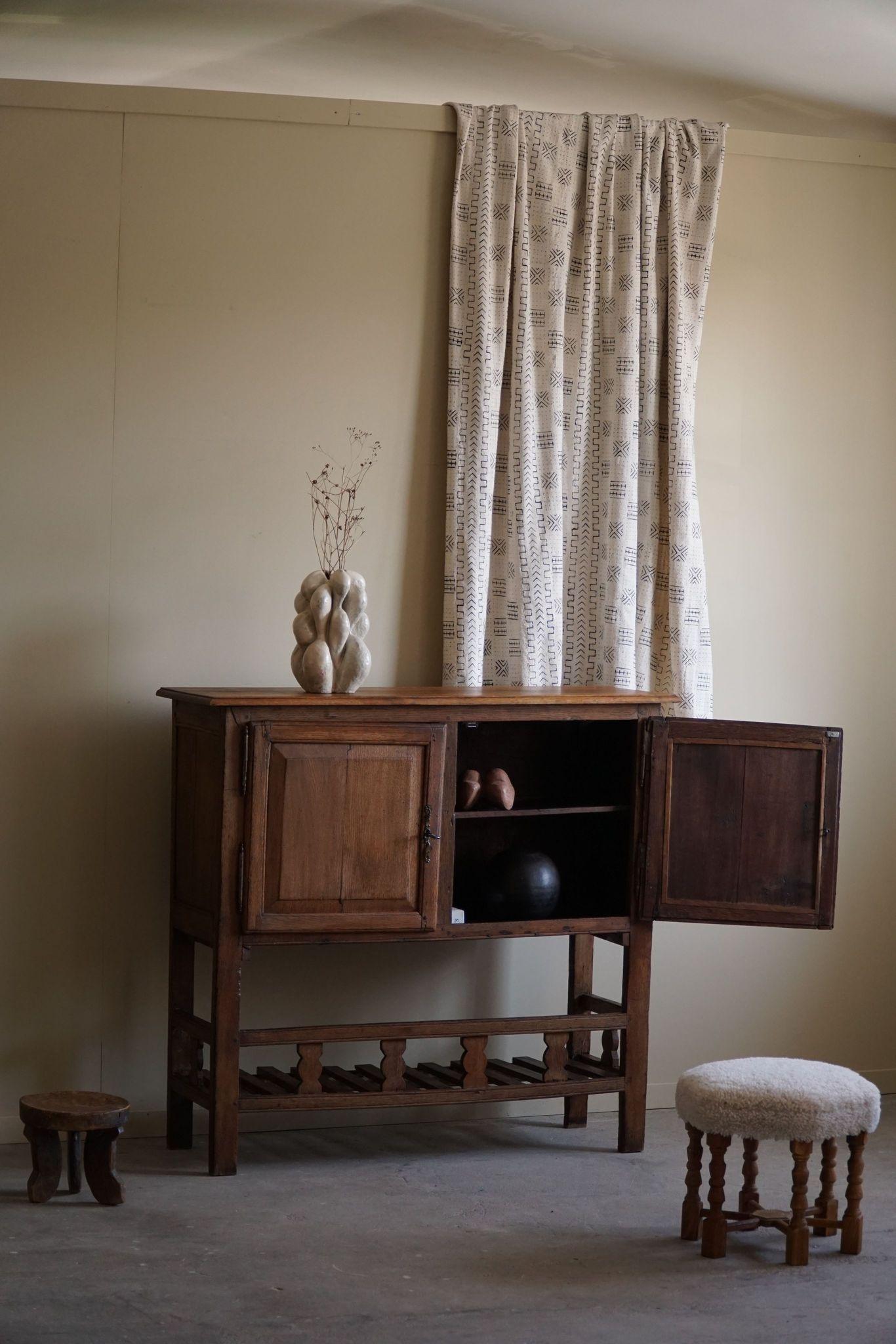 Mid-Century moderno Armadio primitivo in Oak fatto a mano, realizzato da un ebanista francese, inizio 20° C. in vendita