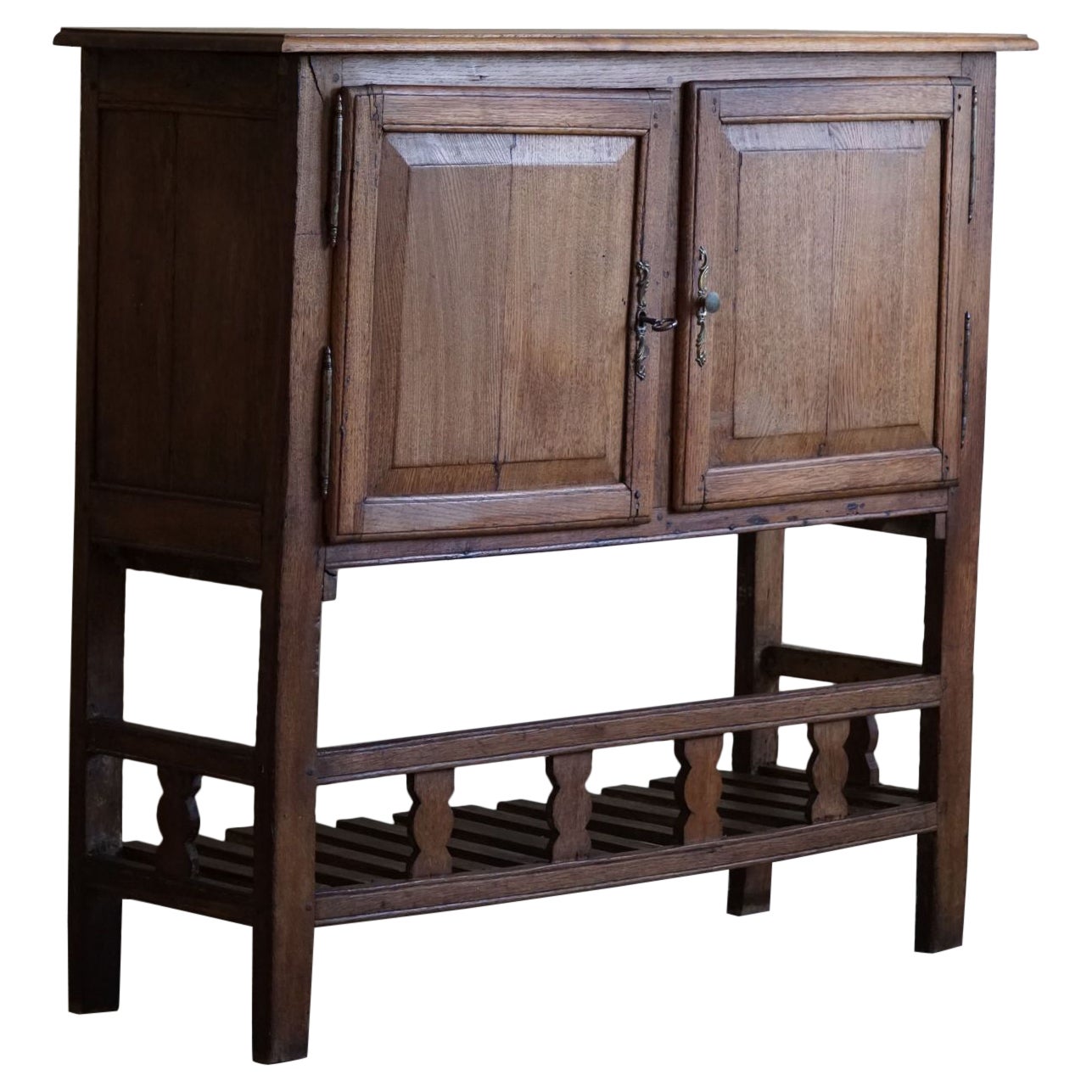 Armoire primitive en chêne fabriquée à la main par un ébéniste français, début du 20e siècle en vente