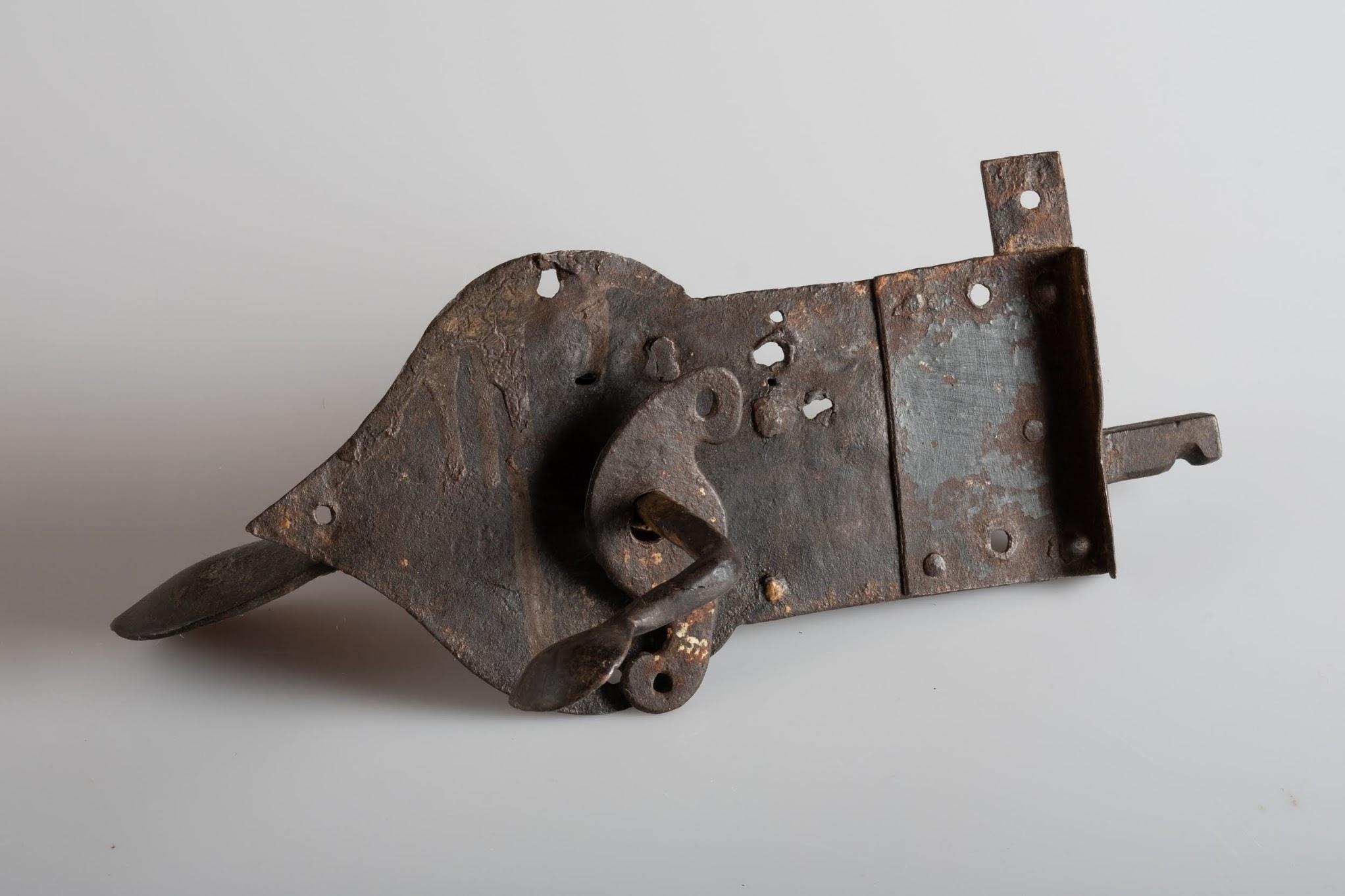 Italian Primitive Hand Wrought Iron Lock with Forged Key and Keyhole, Italy, circa 1600 For Sale
