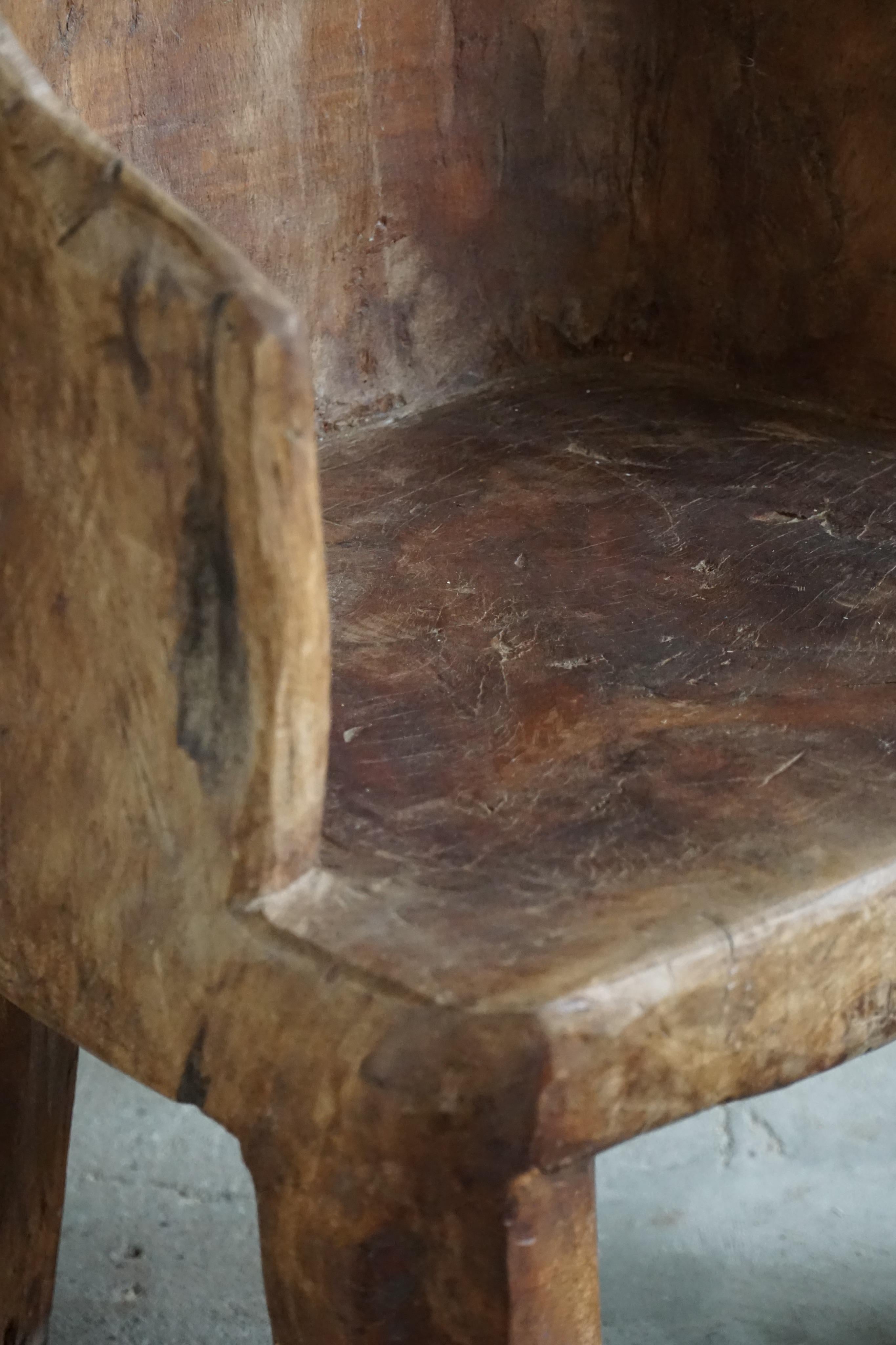 Primitive handgefertigter Naga-Stuhl mit organischer hoher Rückenlehne aus massivem Teakholz, Wabi Sabi-Stil im Angebot 4