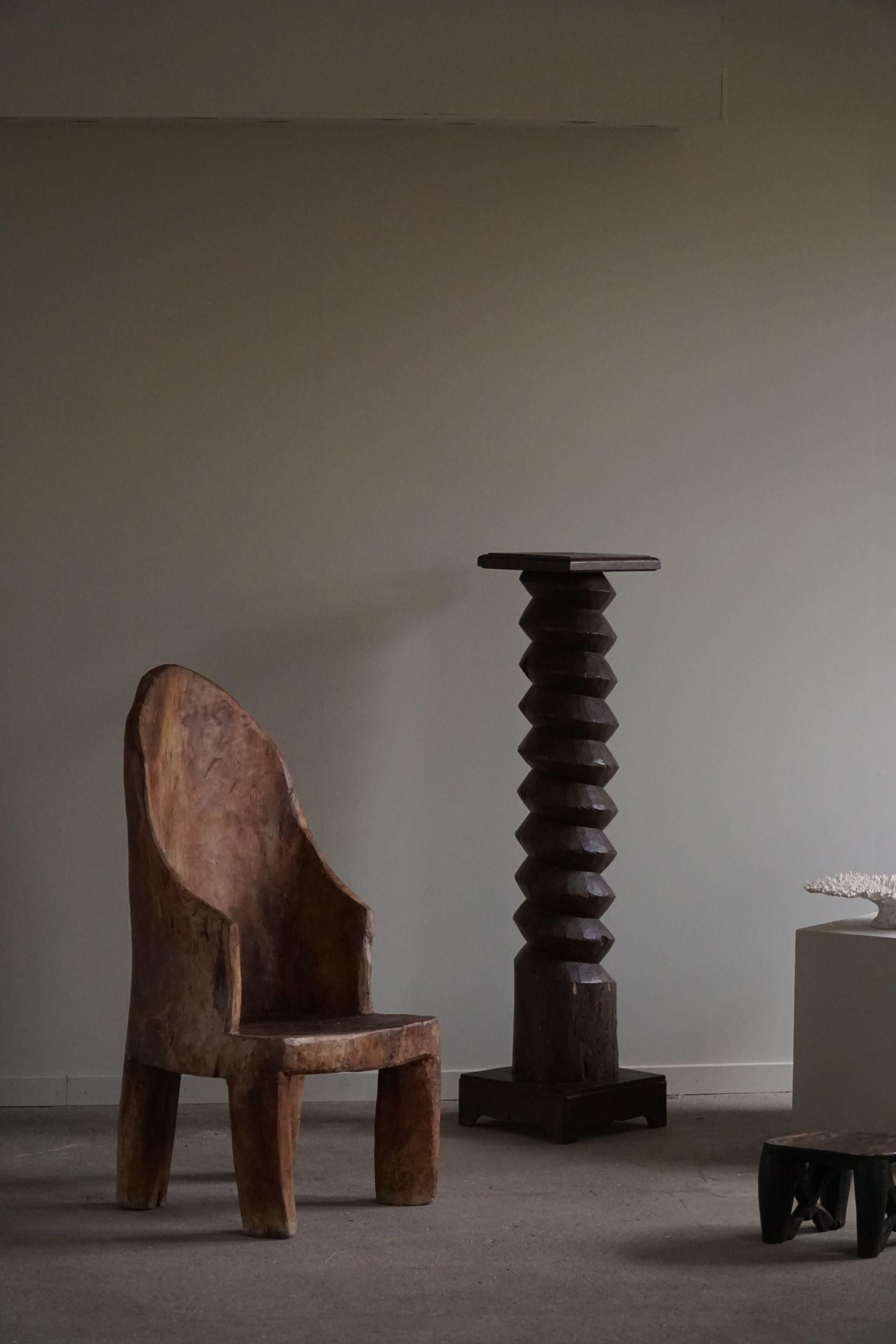 Unique en son genre, charmante et authentique chaise primitive en bois dur massif. Sculpté à la main par la tribu Naga en Inde, vers 1970. 
Une belle pièce wabi sabi en bon état vintage avec quelques signes d'âge et d'utilisation.

Ce fauteuil