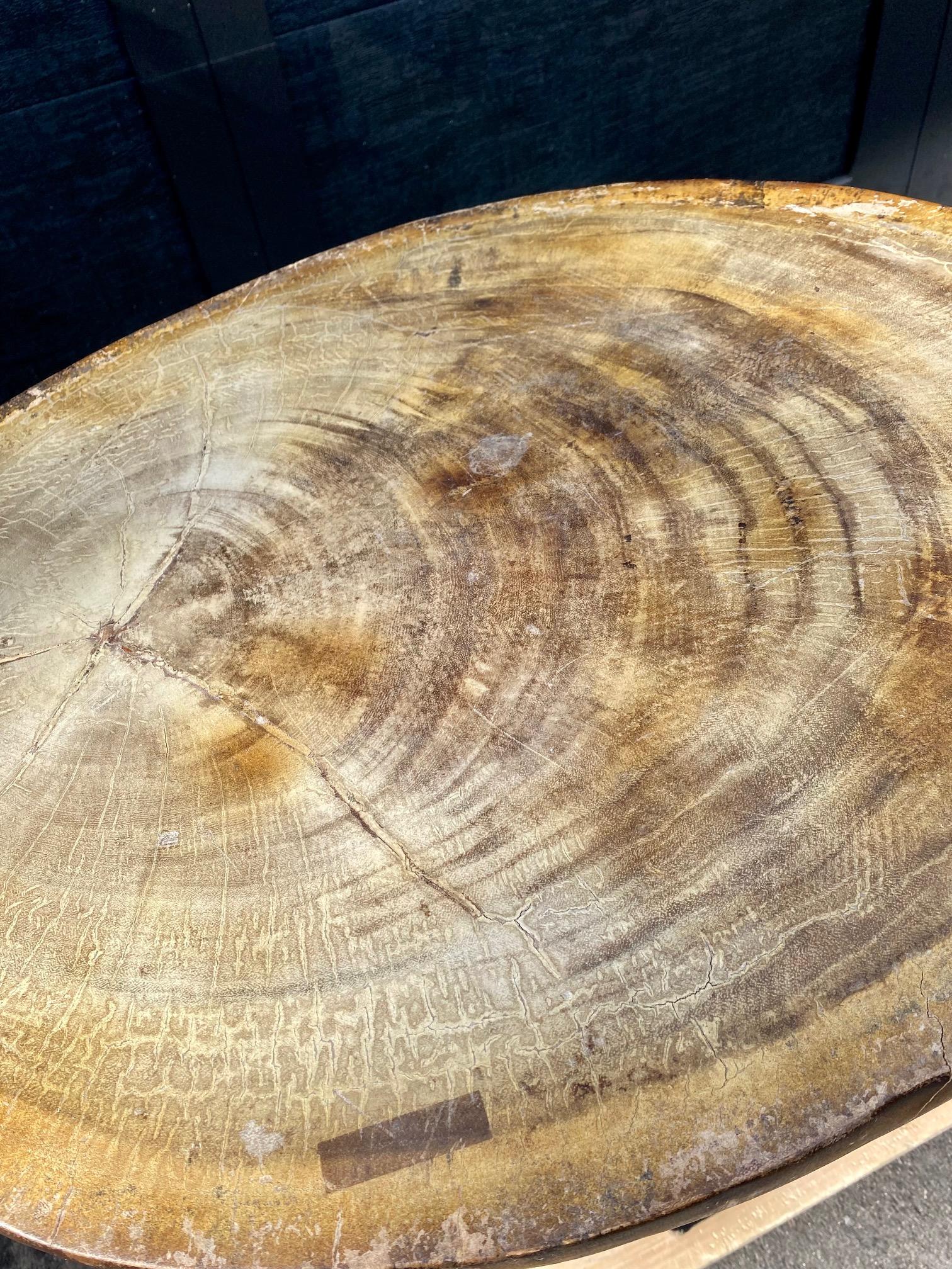 Handgefertigter, primitiver Holz-Akzenttisch mit handgefertigtem Motiv im Zustand „Starke Gebrauchsspuren“ im Angebot in Saint Paul, MN