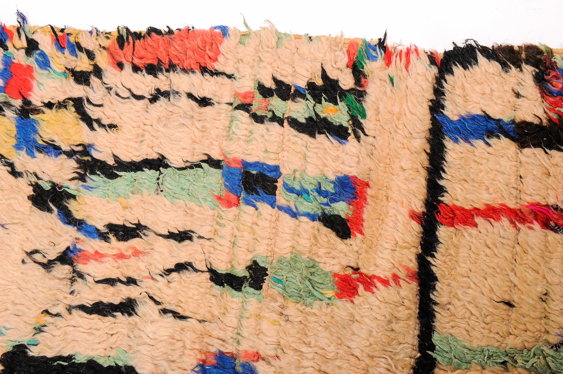  Marokkanischer primitiver Azilalteppich als modernes Kunstwerk mit Schafspelzflor (Handgeknüpft) im Angebot