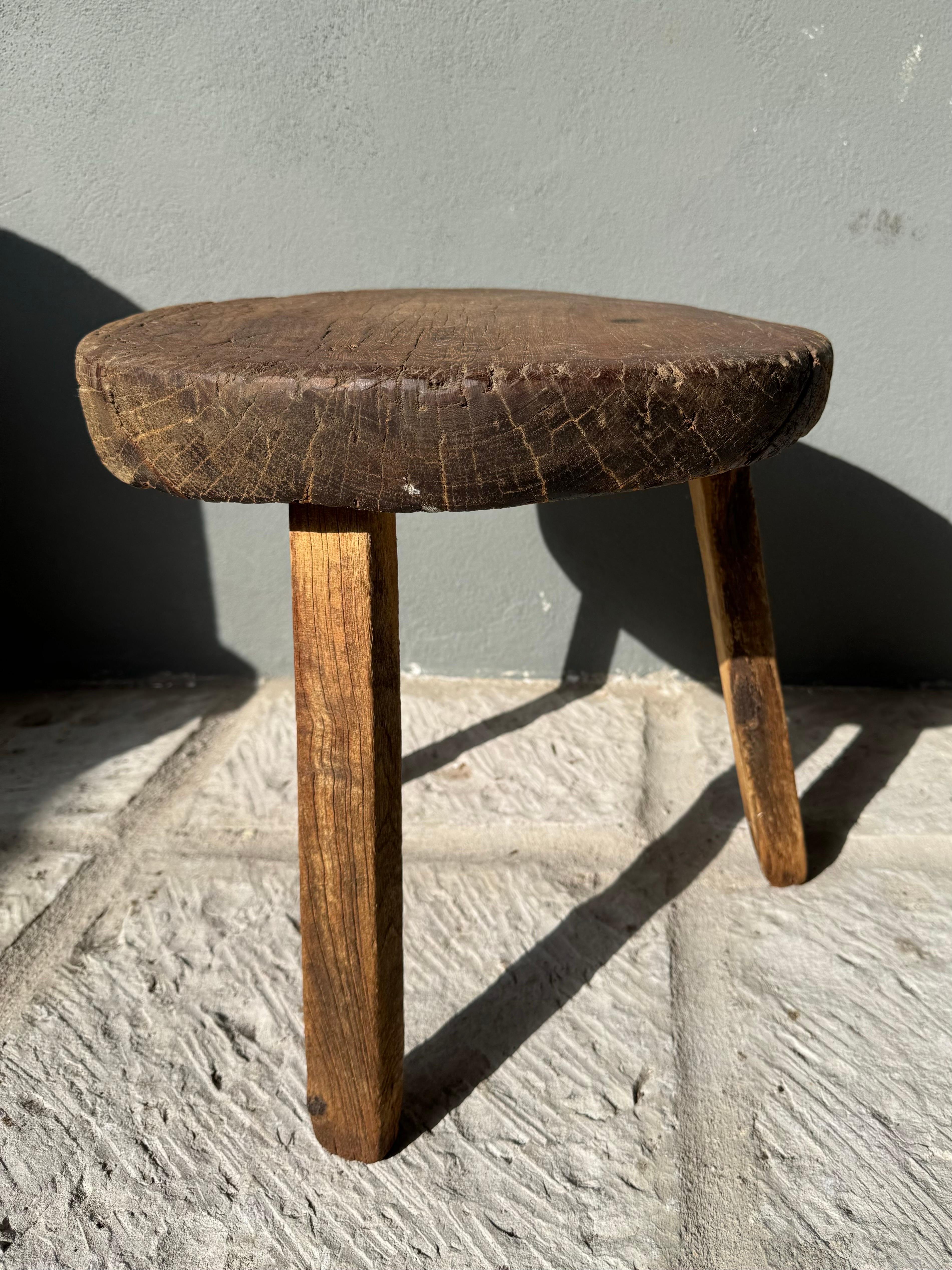 Table basse primitive en bois dur du Mexique, circa 1970 État moyen - En vente à San Miguel de Allende, Guanajuato