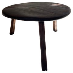 Table ronde primitive en bois de feuillus d'Artéfakto