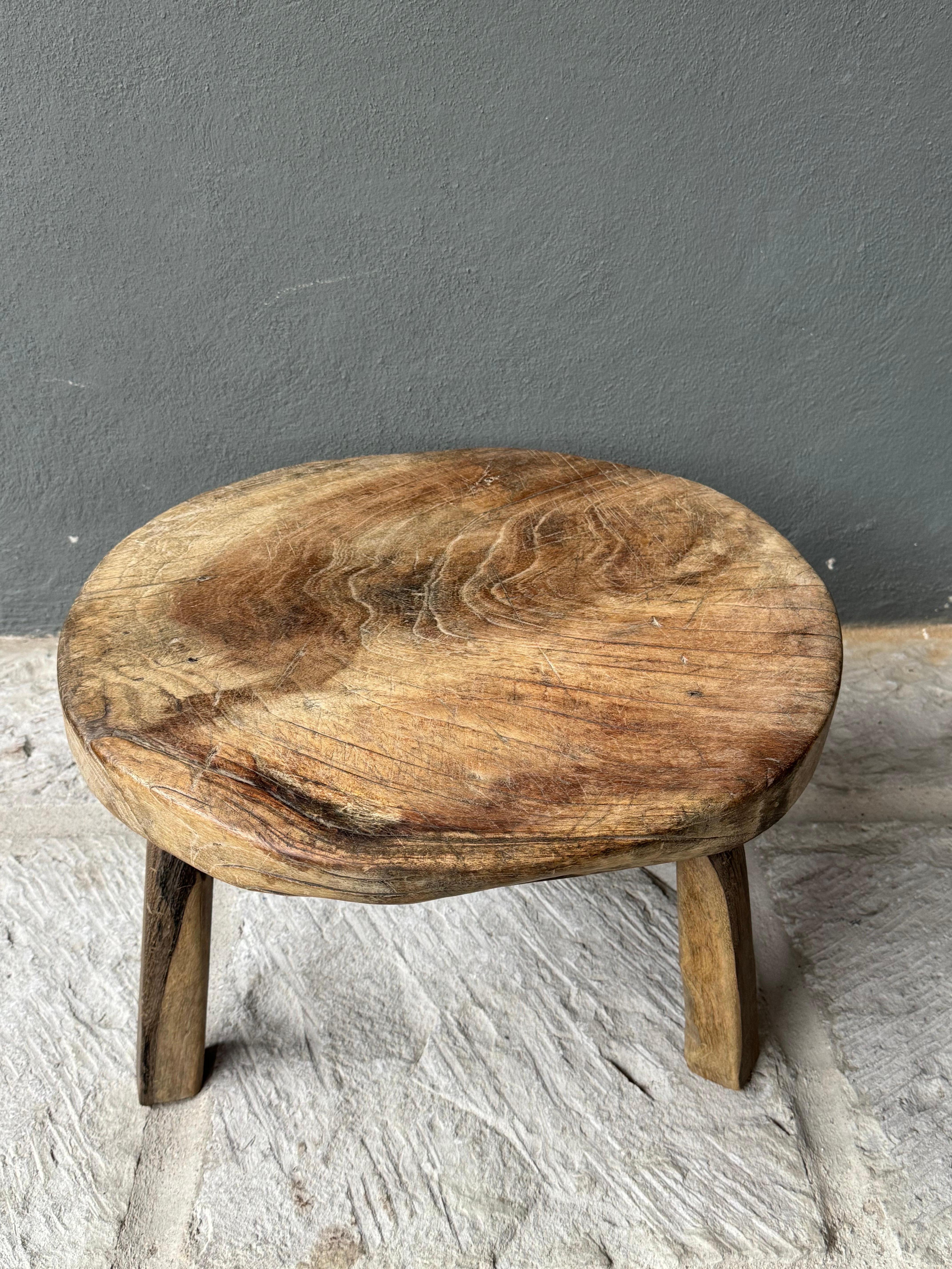 Runder Tisch aus primitivem Hartholz aus Zentral-Yucatan, Mexiko, Ende des 20. Jahrhunderts.
Diese Tische sind alle handgeschnitzt und einmalig. Jedes Stück hat seine eigene Seele, was die Art des verwendeten Holzes, seine Abnutzung und sein Alter,