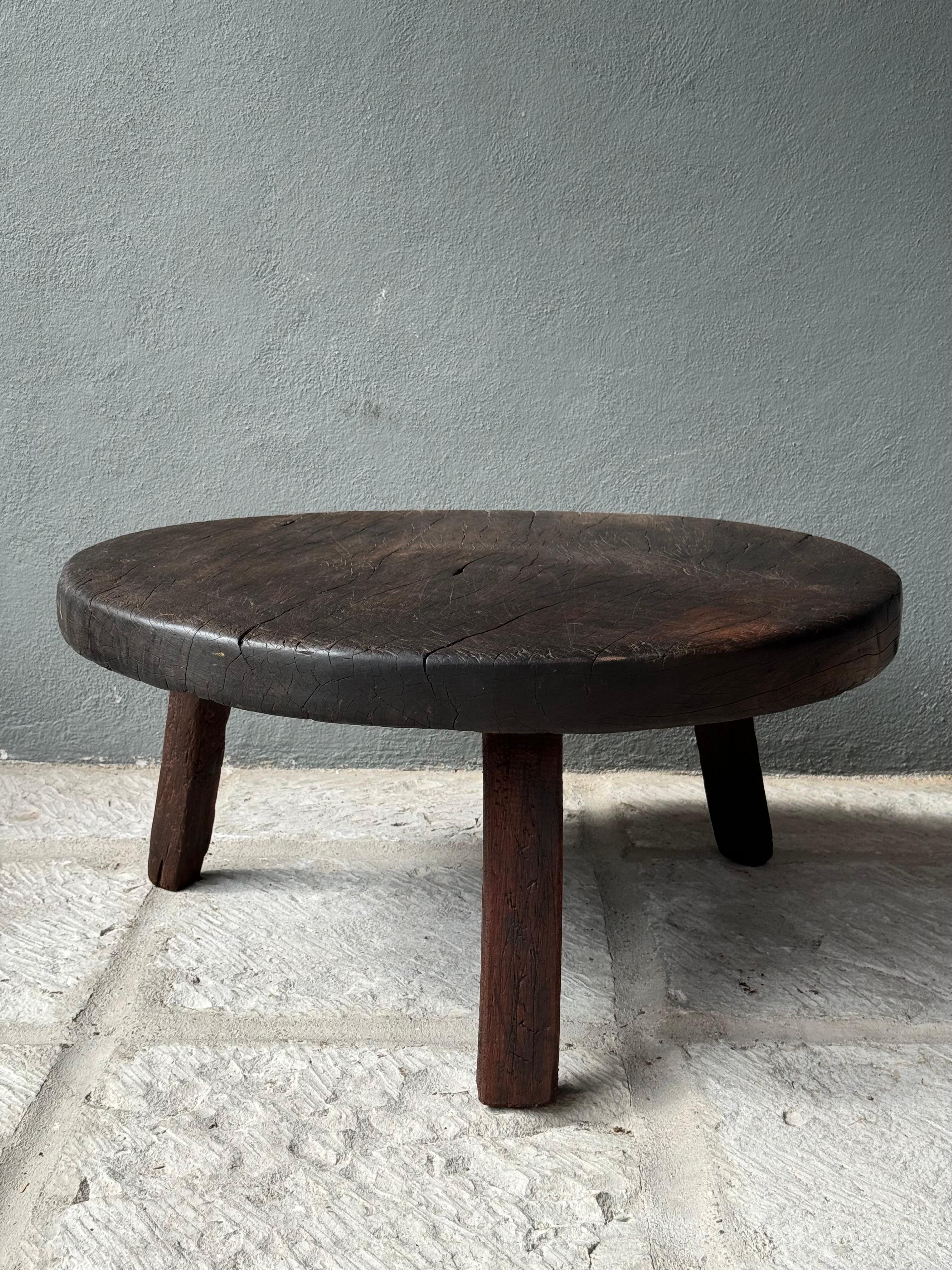 Table ronde primitive en bois dur du Yucatan central, Mexique, milieu du 20e siècle en vente 2