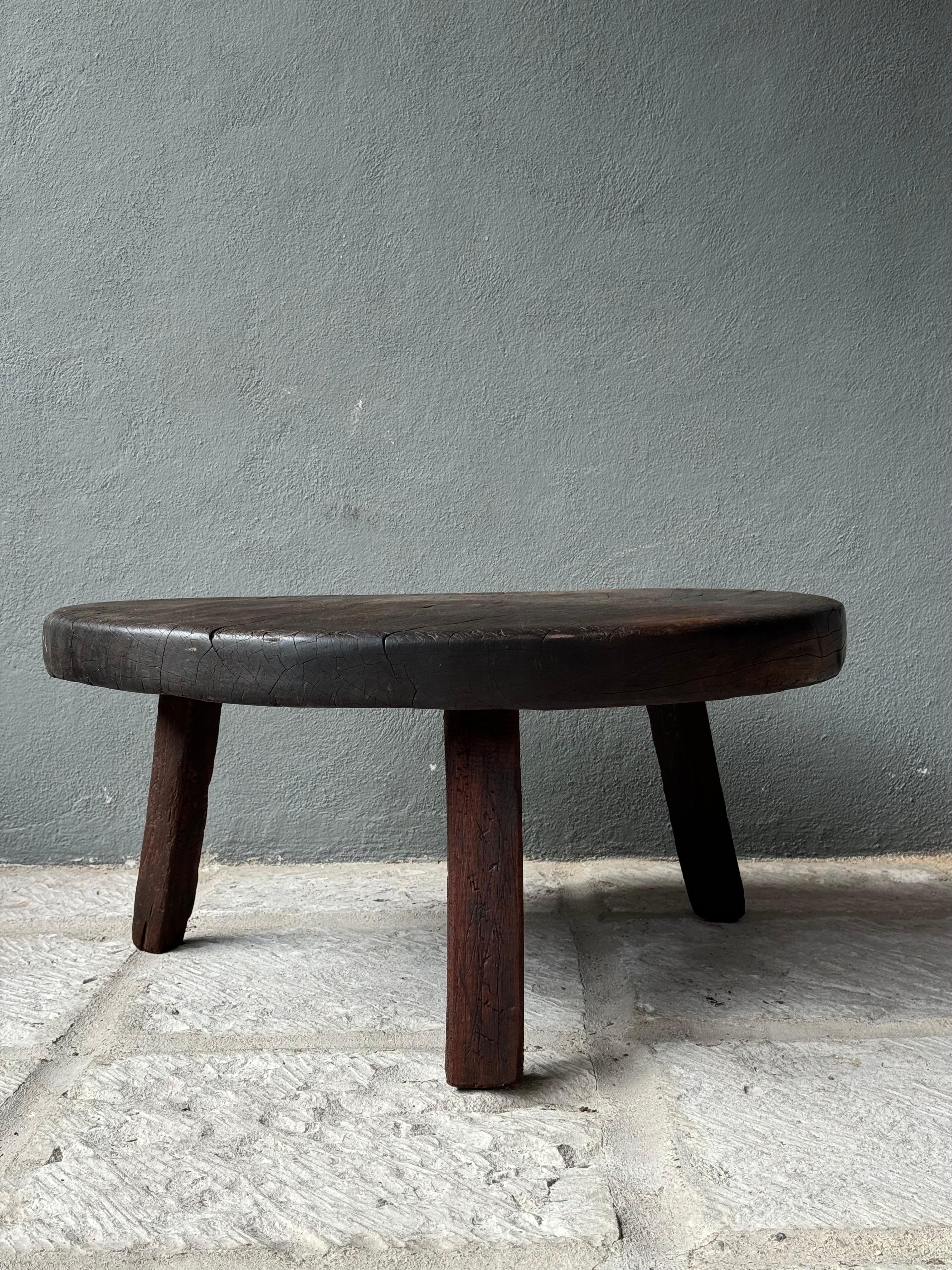 Table ronde primitive en bois dur du Yucatan central, Mexique, milieu du 20e siècle en vente 4