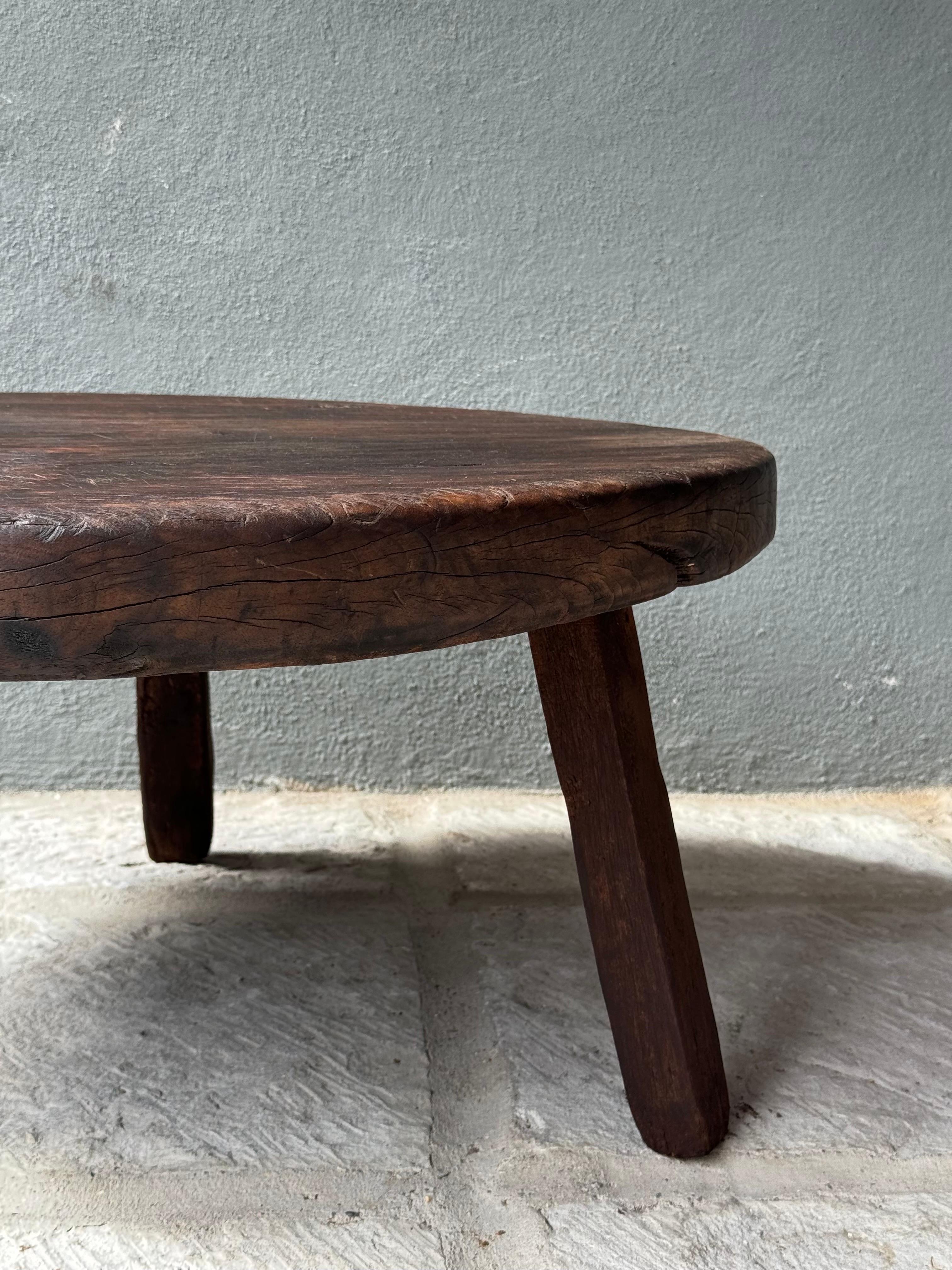 Table ronde primitive en bois dur du Yucatan central, Mexique, milieu du 20e siècle en vente 6
