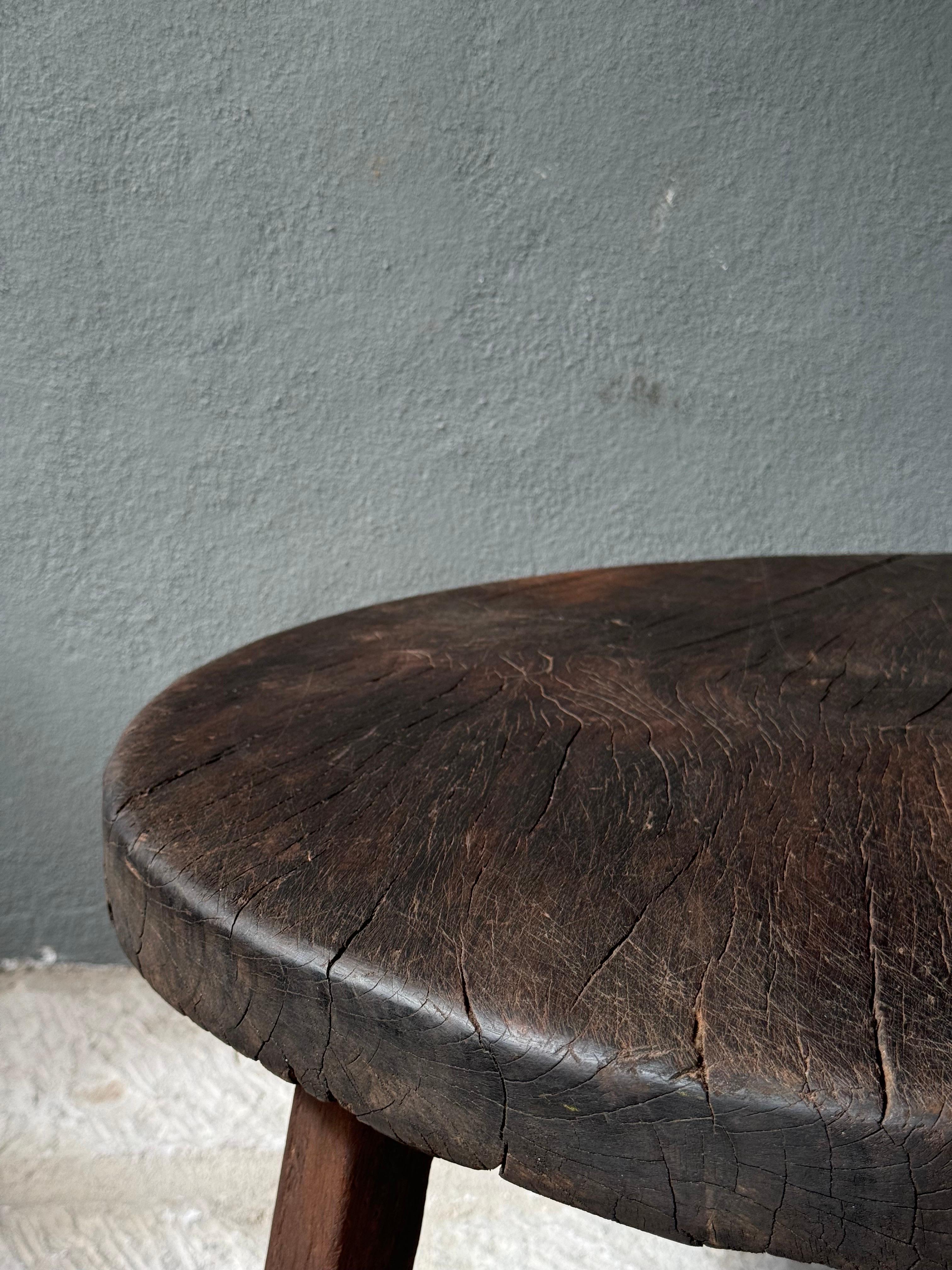 Mexicain Table ronde primitive en bois dur du Yucatan central, Mexique, milieu du 20e siècle en vente