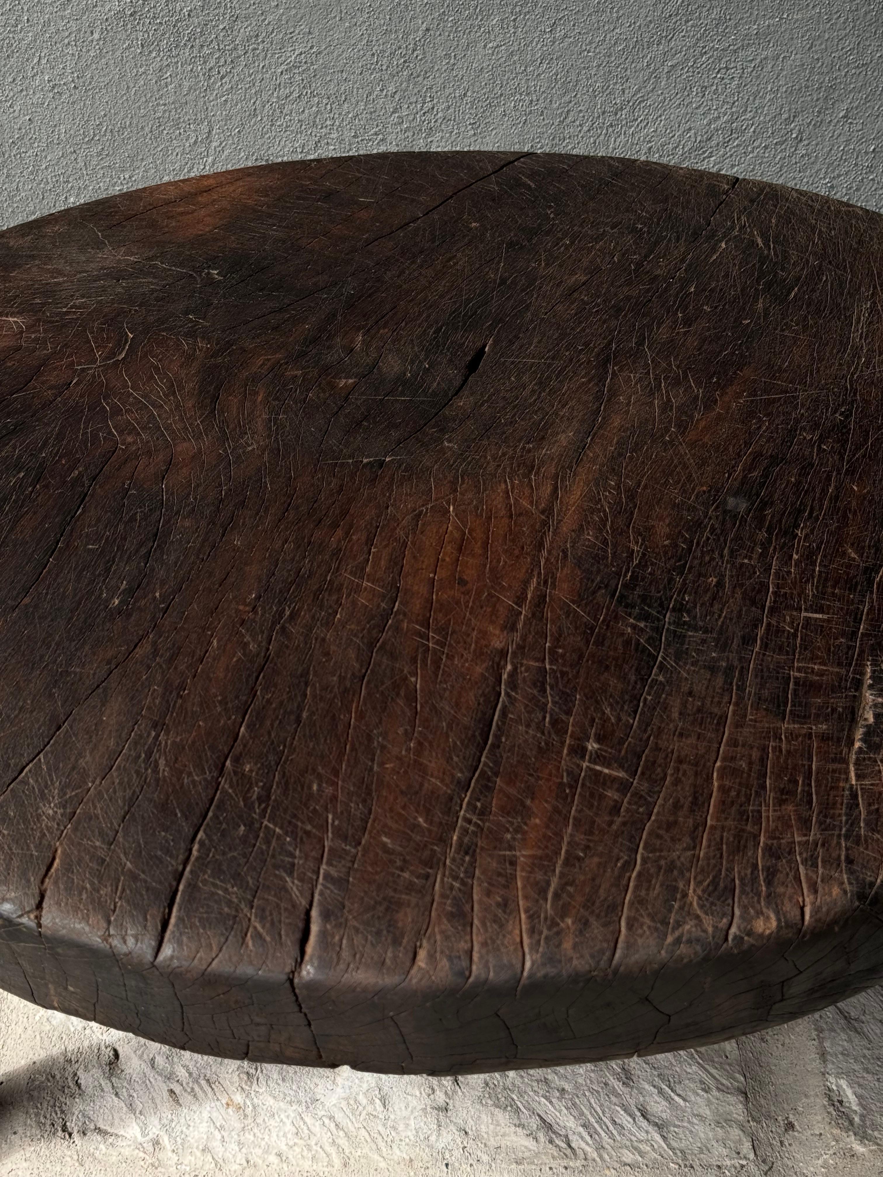 Table ronde primitive en bois dur du Yucatan central, Mexique, milieu du 20e siècle Bon état - En vente à San Miguel de Allende, Guanajuato