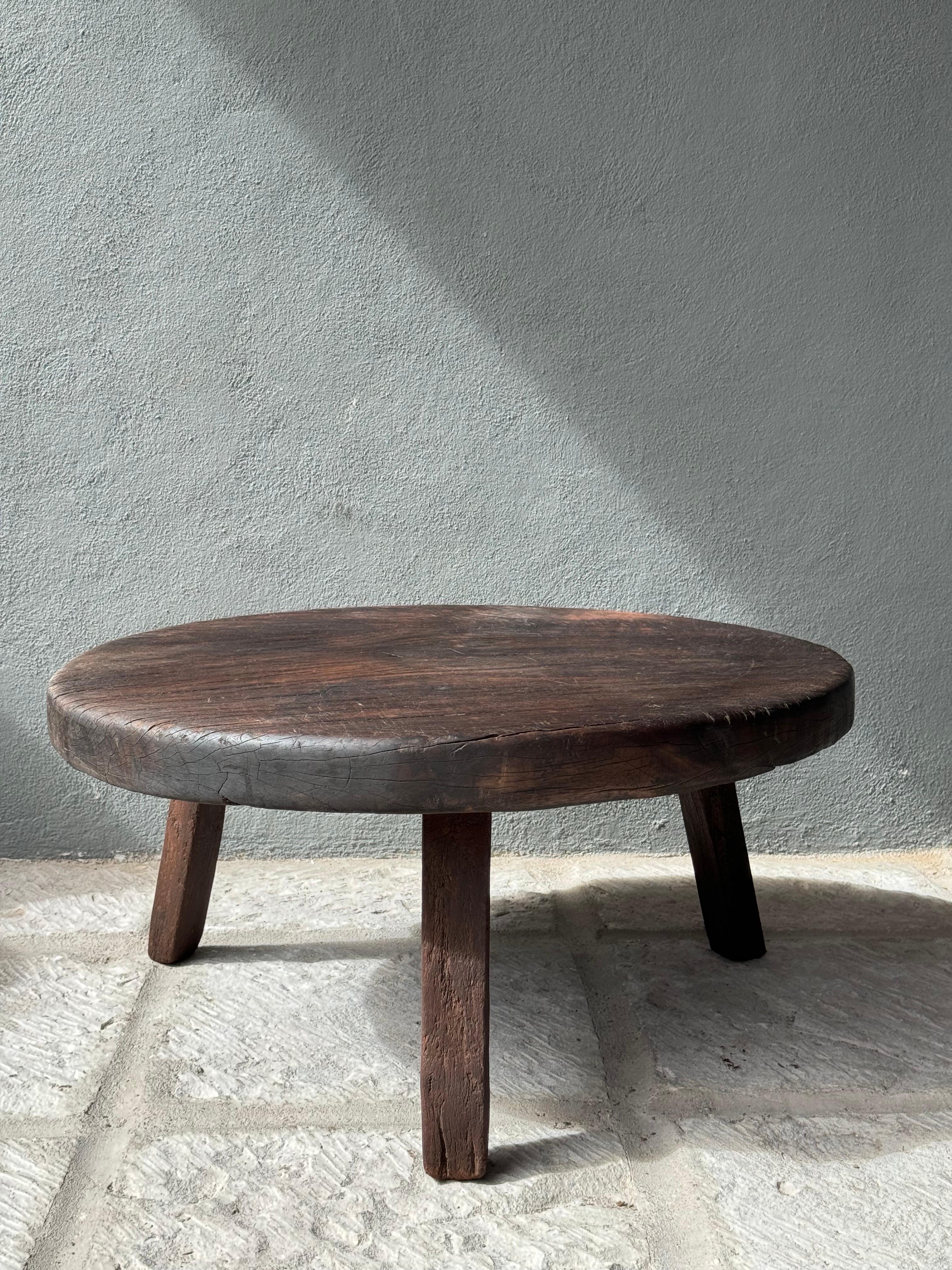 Fin du 20e siècle Table ronde primitive en bois dur du Yucatan central, Mexique, milieu du 20e siècle en vente
