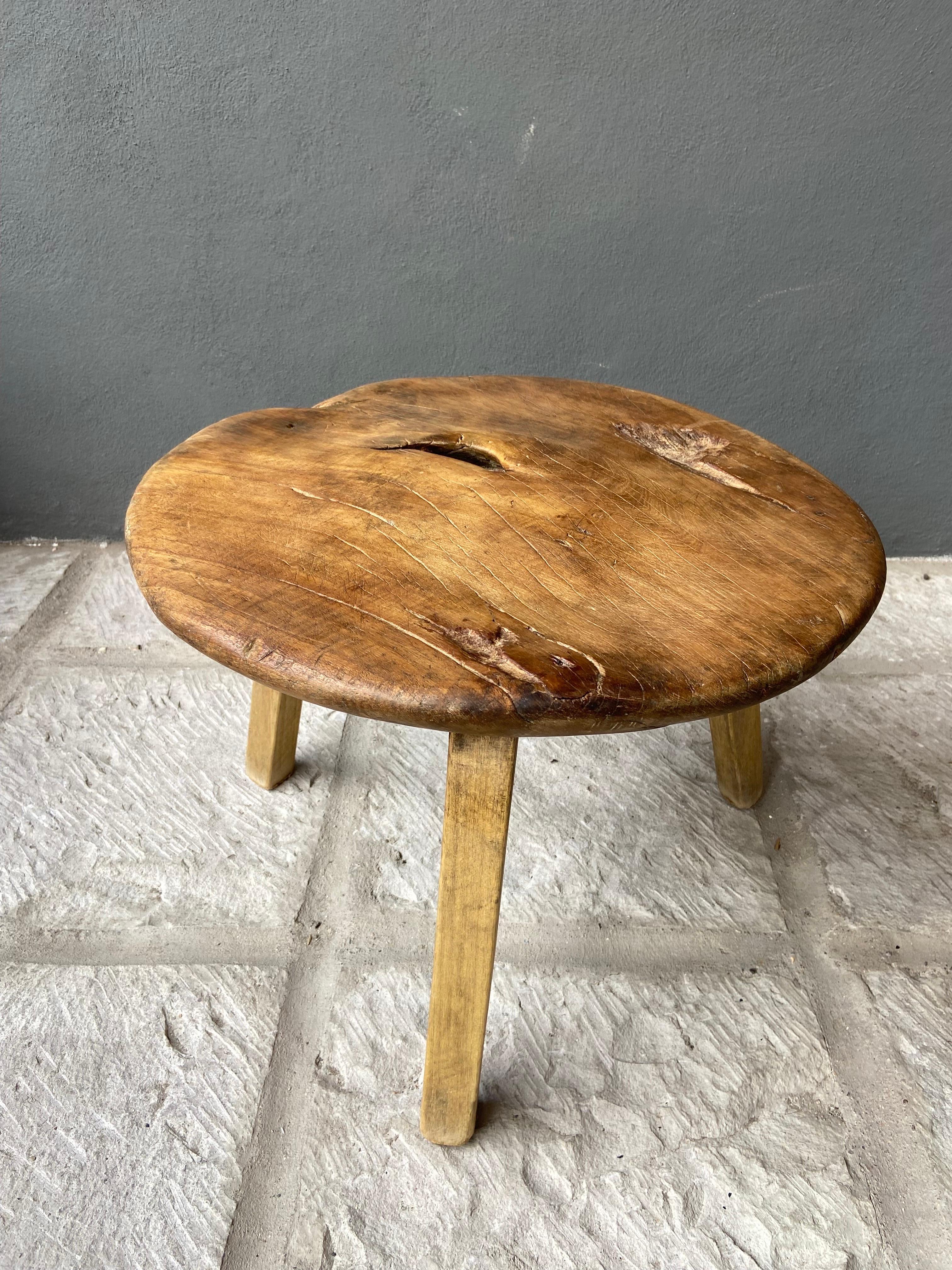 Runder Tisch aus primitivem Hartholz aus Yucatan, Mexiko, CIRCA 1970er Jahre (Handgefertigt)
