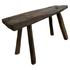 Tabouret primitif en bois de feuillus d'Artéfakto