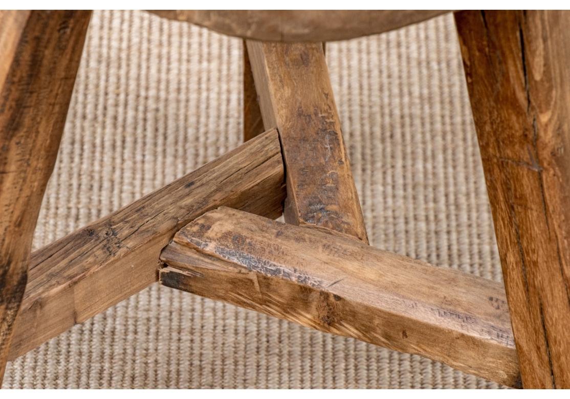 Primitive Hardwood Stool/ Table With Trunk Slab Top (Handgefertigt) im Angebot