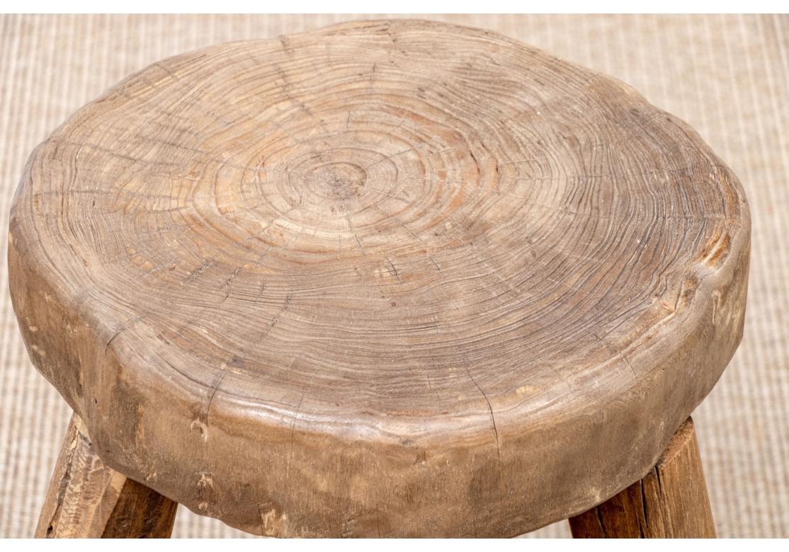 Primitive Hardwood Stool/ Table With Trunk Slab Top im Zustand „Starke Gebrauchsspuren“ im Angebot in Bridgeport, CT