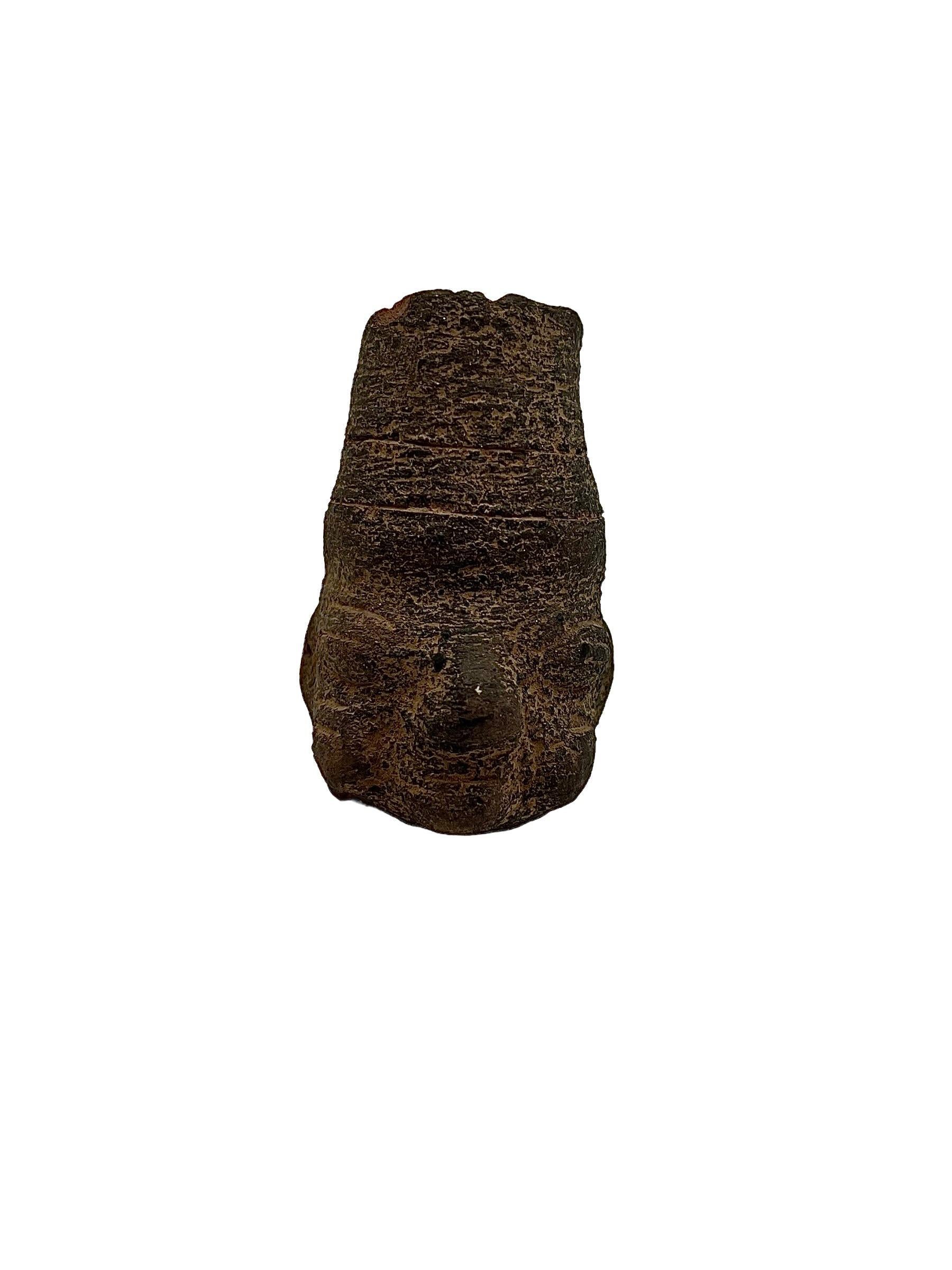 Primitive Kopffigur aus Stein aus der präkolumbianischen Periode 4